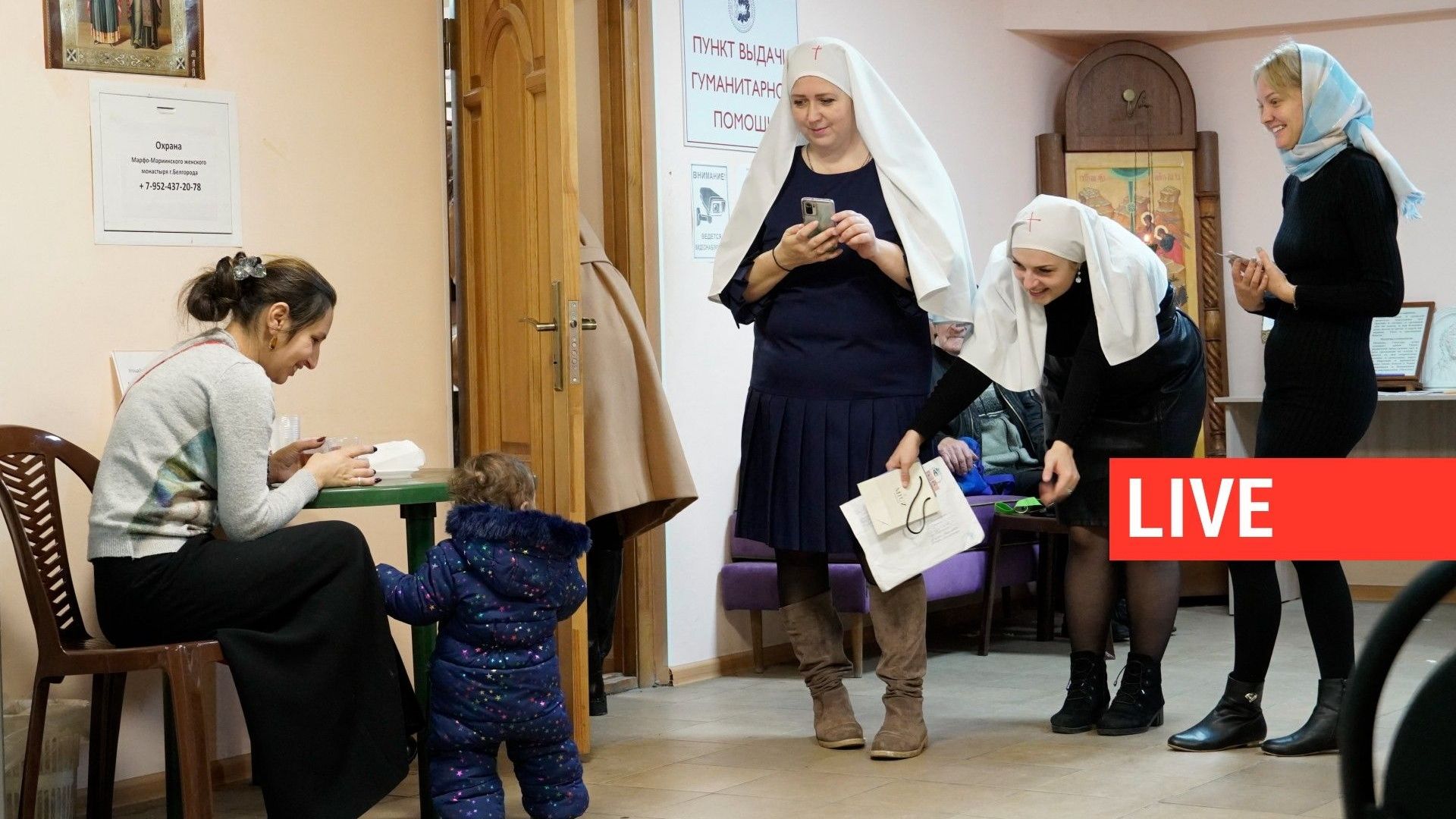 Des religieuses parlent avec des réfugiés ukrainiens, une mère et son enfant de la région de Kharkiv, au couvent Marfo-Mariinsky de Belgorod (en Russie), le 4 novembre 2022. 