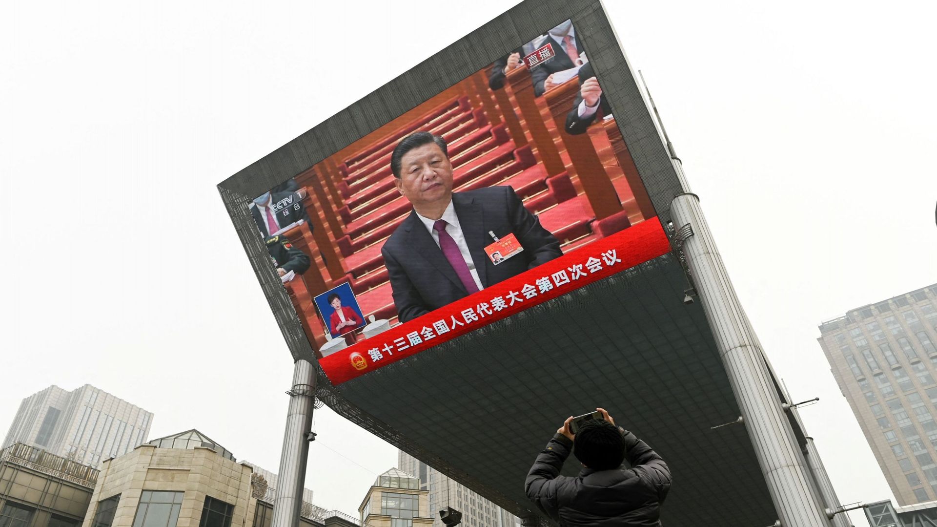 Le Président chinois Xi Jinping apparait à la télévision chinoise.