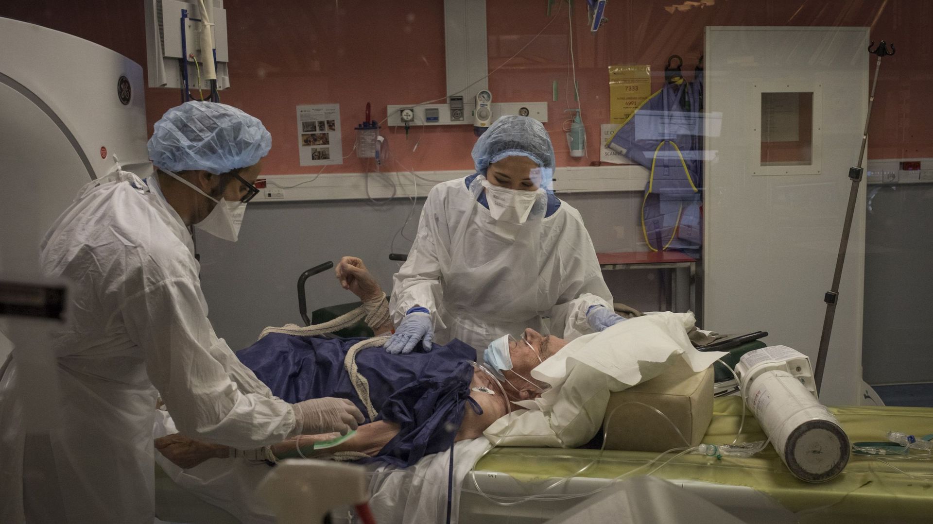 Examen radiologique pour un patient covid dans un hôpital parisien (image d'illustration) 