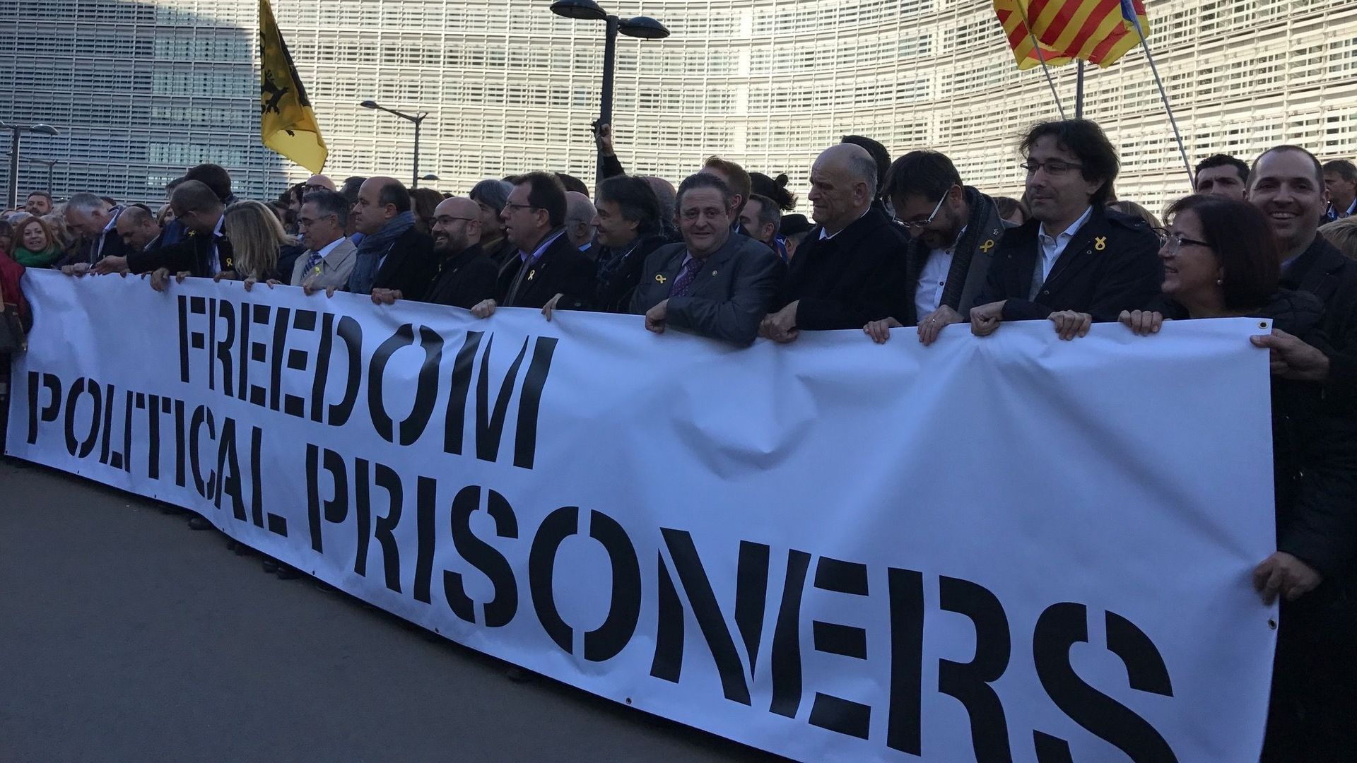 Les maires catalans ont déployé une banderole demande la libération des "prisonniers politiques"