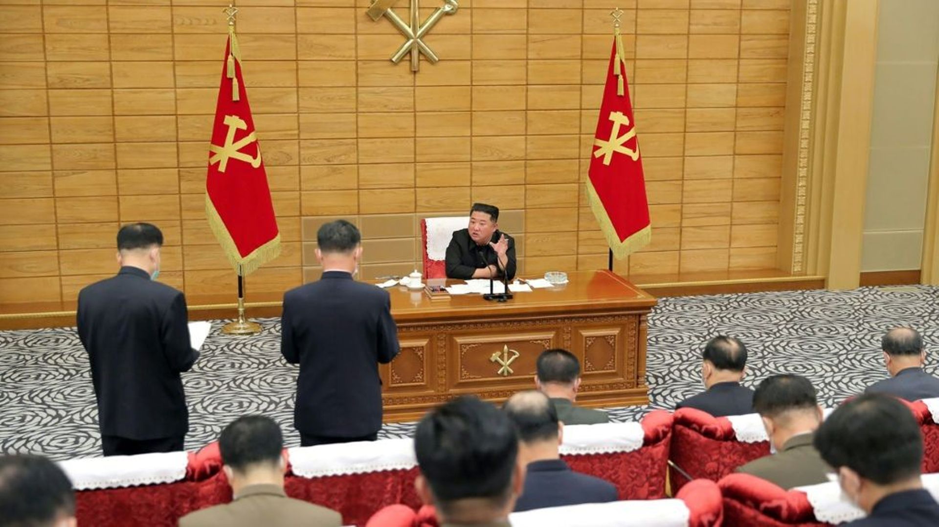 Le dirigeant nord-coréen Kim Jong Un préside une réunion d’urgence du Bureau politique du Comité central du Parti des travailleurs, le 15 mai 2022 à Pyongyang…