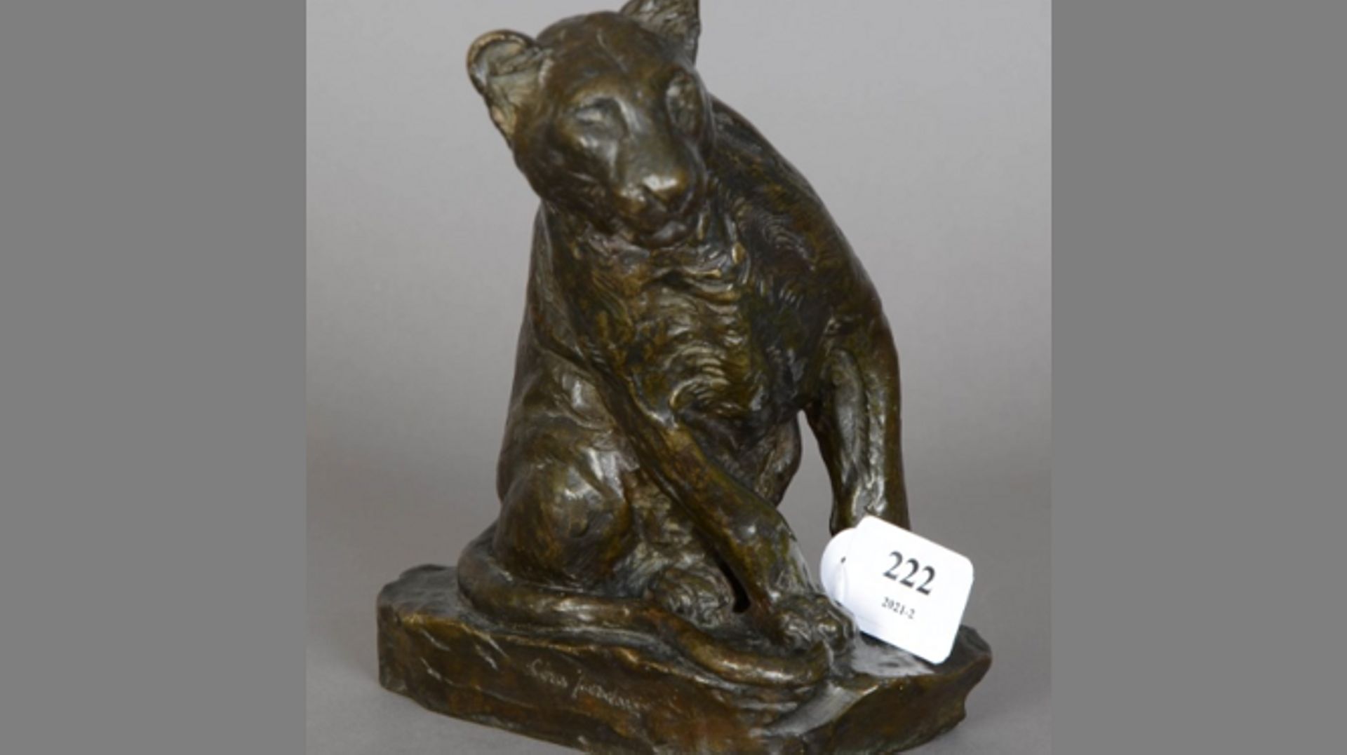 Cette petite lionne en bronze d'une vingtaine de centimètres a été vendue 12 000 euros.