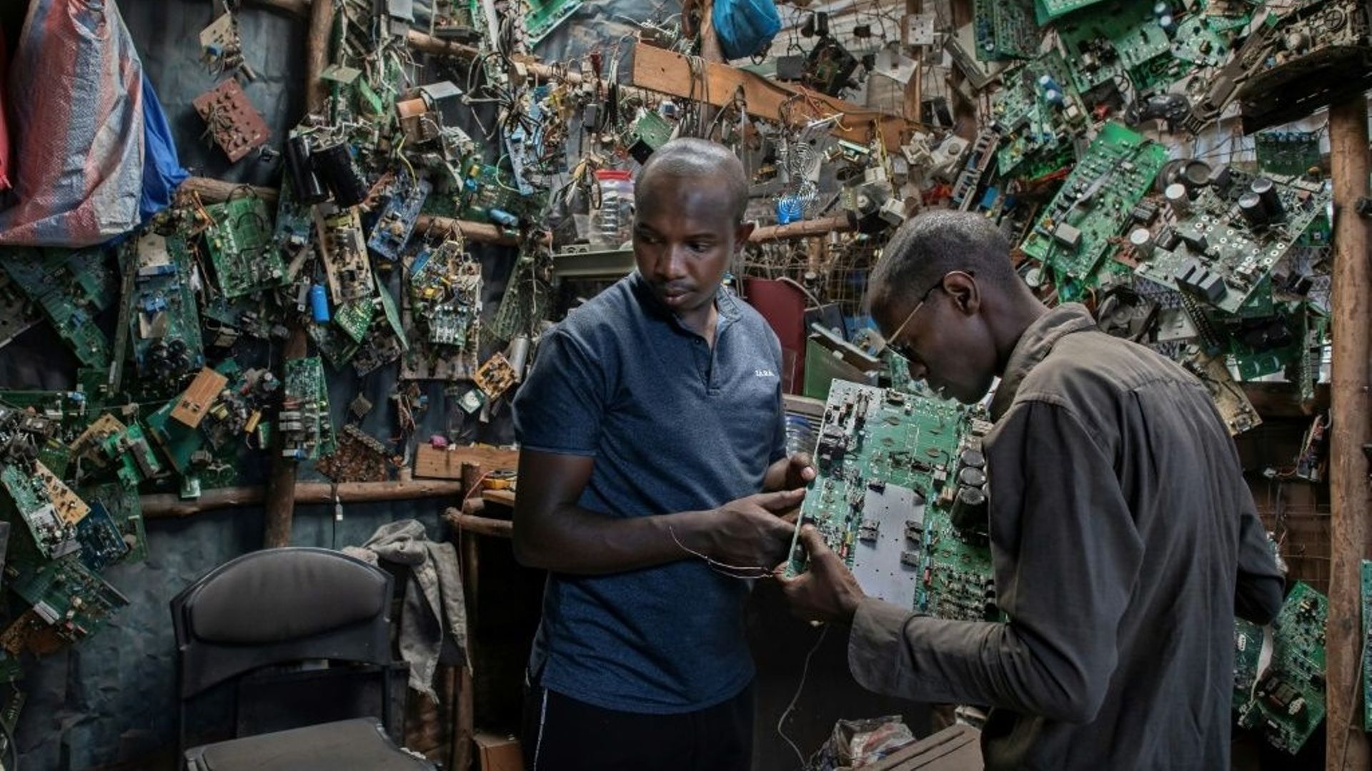 David Gathu (à droite), 30 ans, et Moses Kiuna (gauche), 29 ans, travaillent sur des composants électroniques de seconde main.