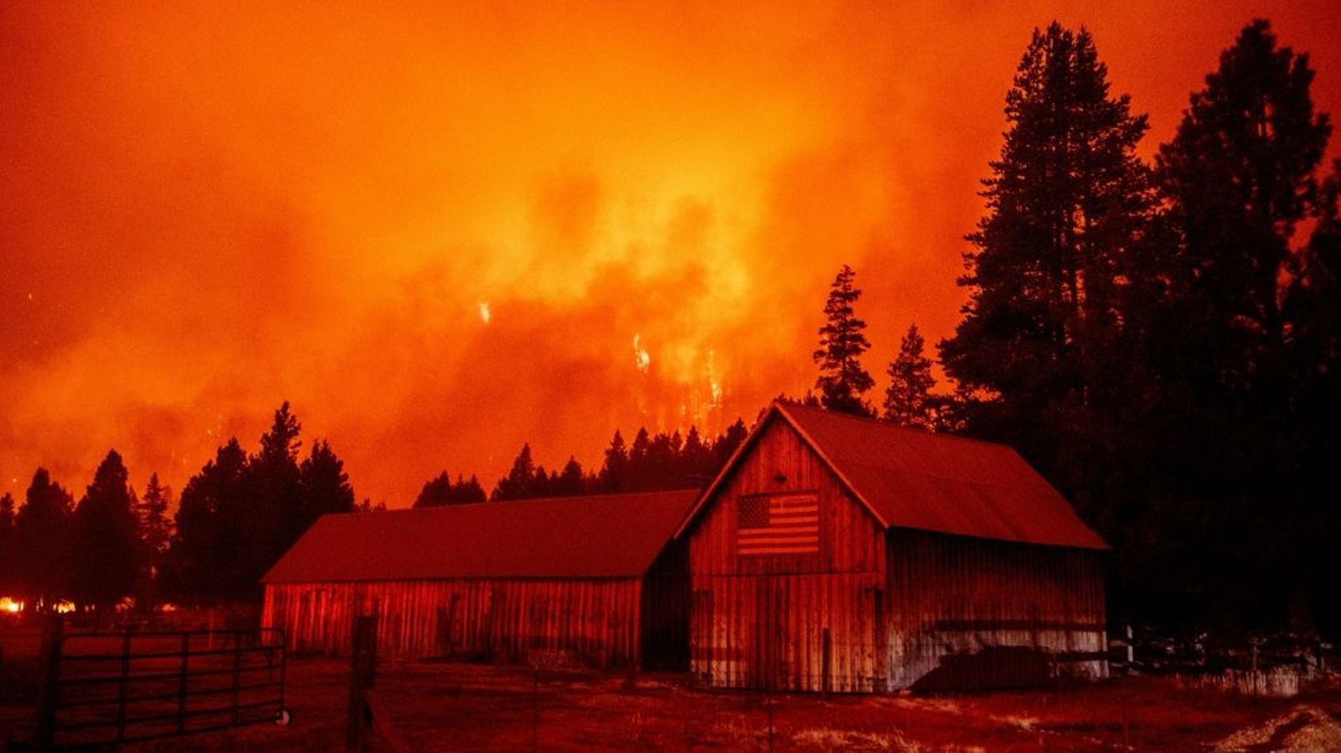 Les flammes du Caldor Fire ravagent plusieurs maisons en Californie, le 30 août 2021