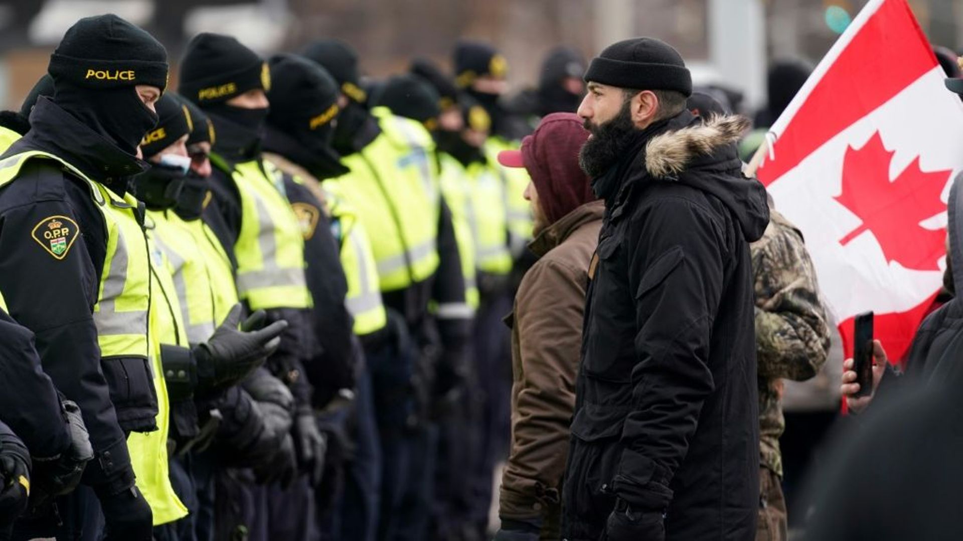 La police évacue le pont frontalier Ambassador, à Windsor (Canada), le 12 février 2022