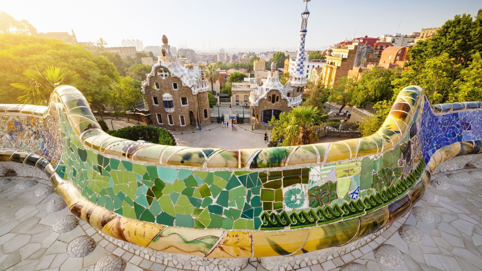 Le Parc Güell est l’une des réalisations de l’architecte catalan Antoni Gaudí à Barcelone qui figure sur la liste du patrimoine mondial de l’UNESCO. Il fut édifié entre 1900 et 1914.