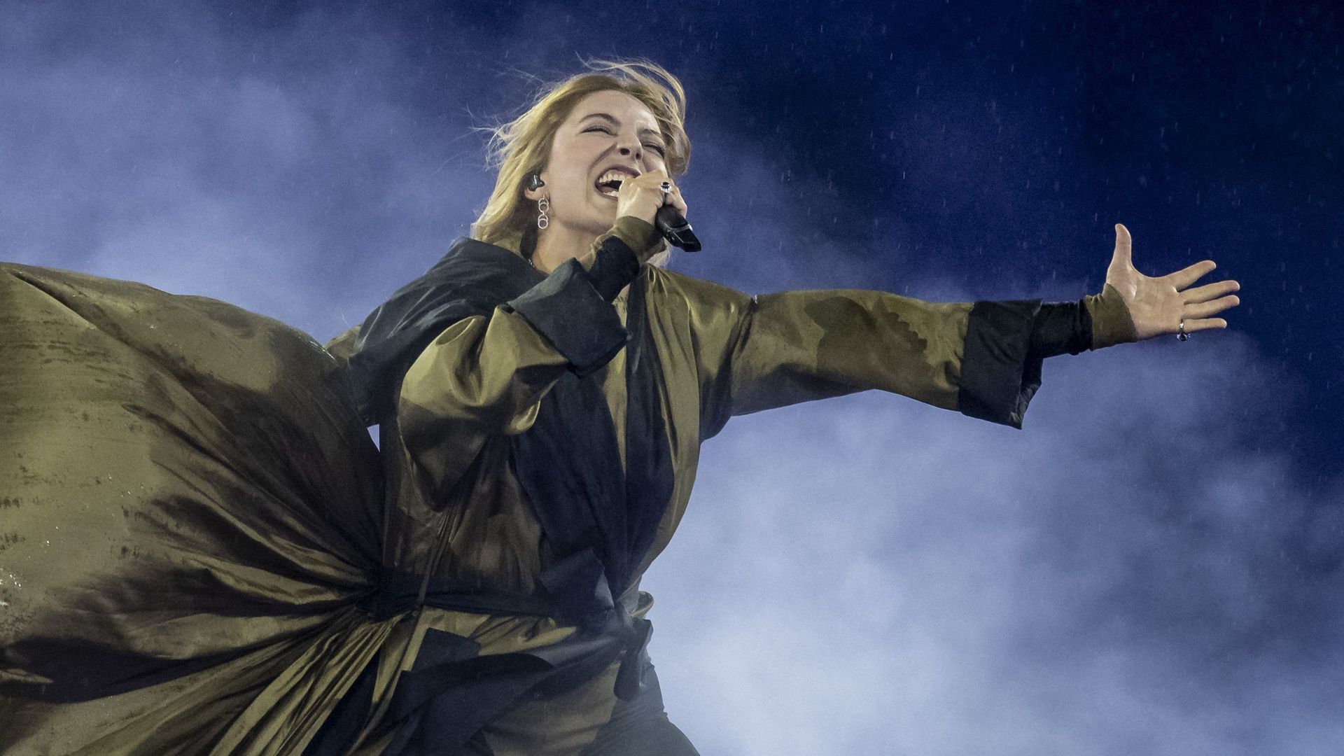 Santa fait revivre les années 80 avec "Dis moi oui", son nouveau single
