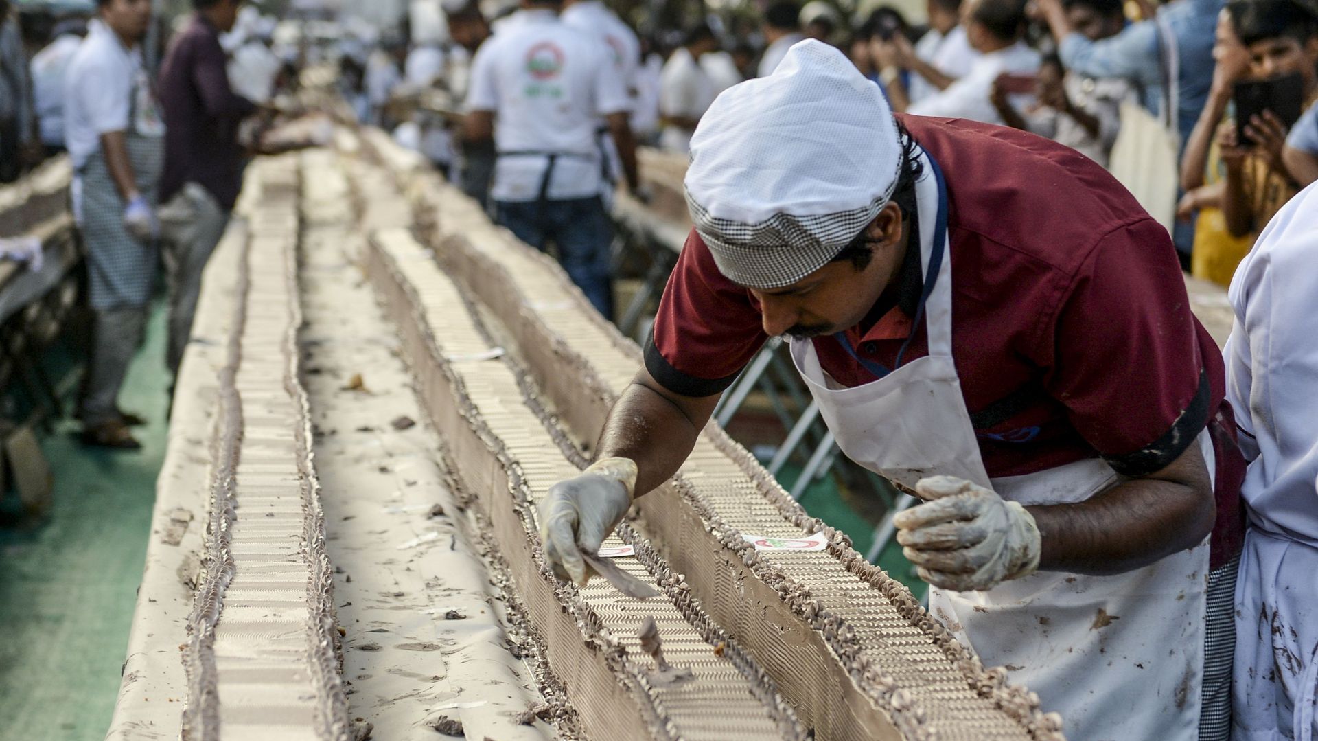 Le gâteau à la vanille, s'étirant sur des milliers de tables disposées sur le site d'un festival et des routes adjacentes dans la ville de Thrissur, pèse quelque 27.000 kg.