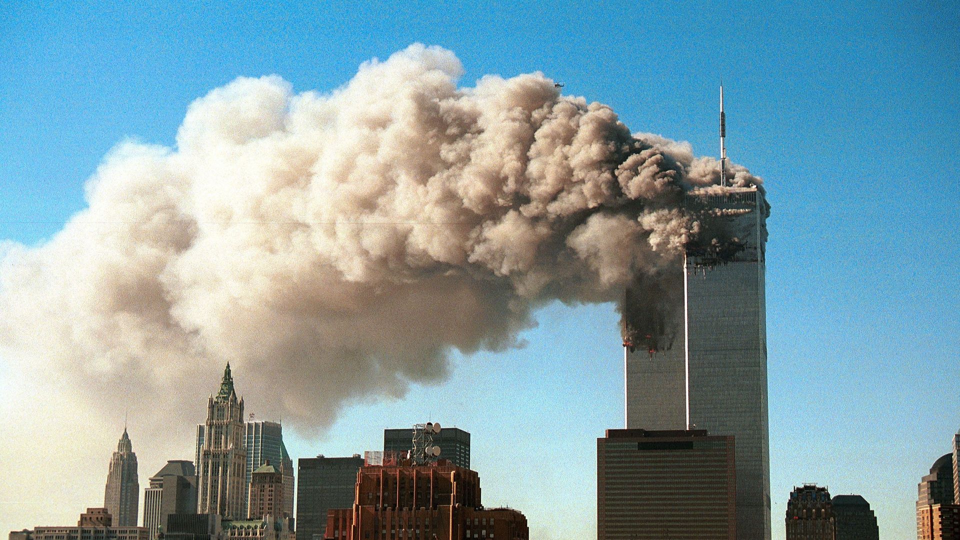 Les tours jumelles du World Trade Center, le 11 septembre 2001 à New York, après avoir été percutées par deux avions détournés par des pirates de l’air d’al-Qaïda.