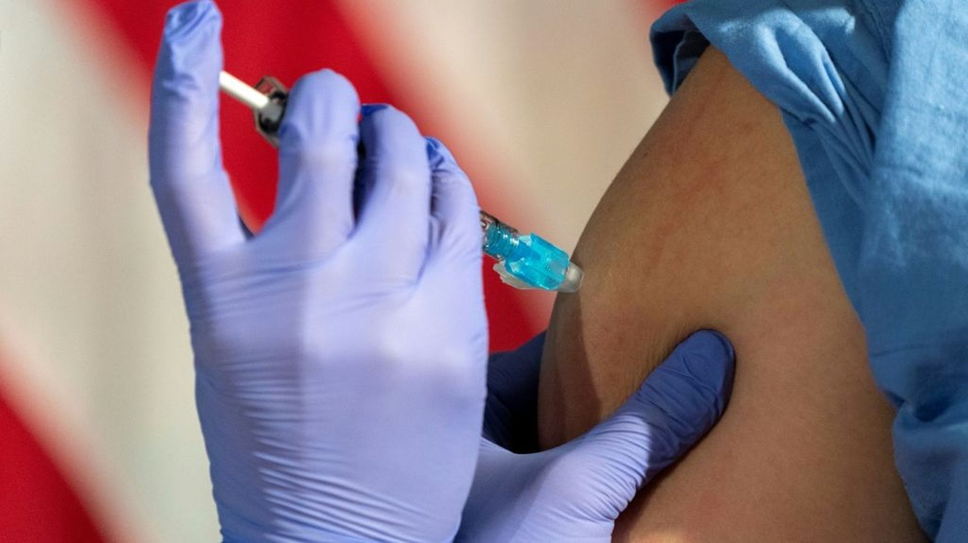Une infirmière américaine vaccine une collègue contre le Covid-19 le 14 décembre 2020 dans un hôpital de Washington