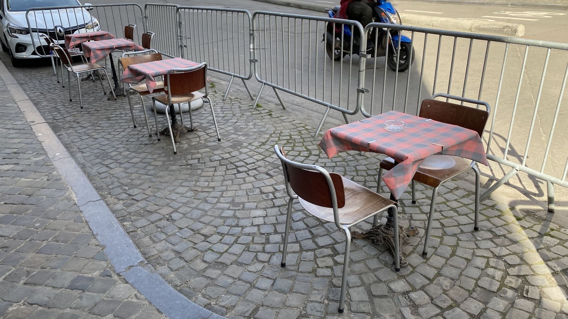 La terrasse de ce café de Liège s’est étendue sur d’anciennes places de parking