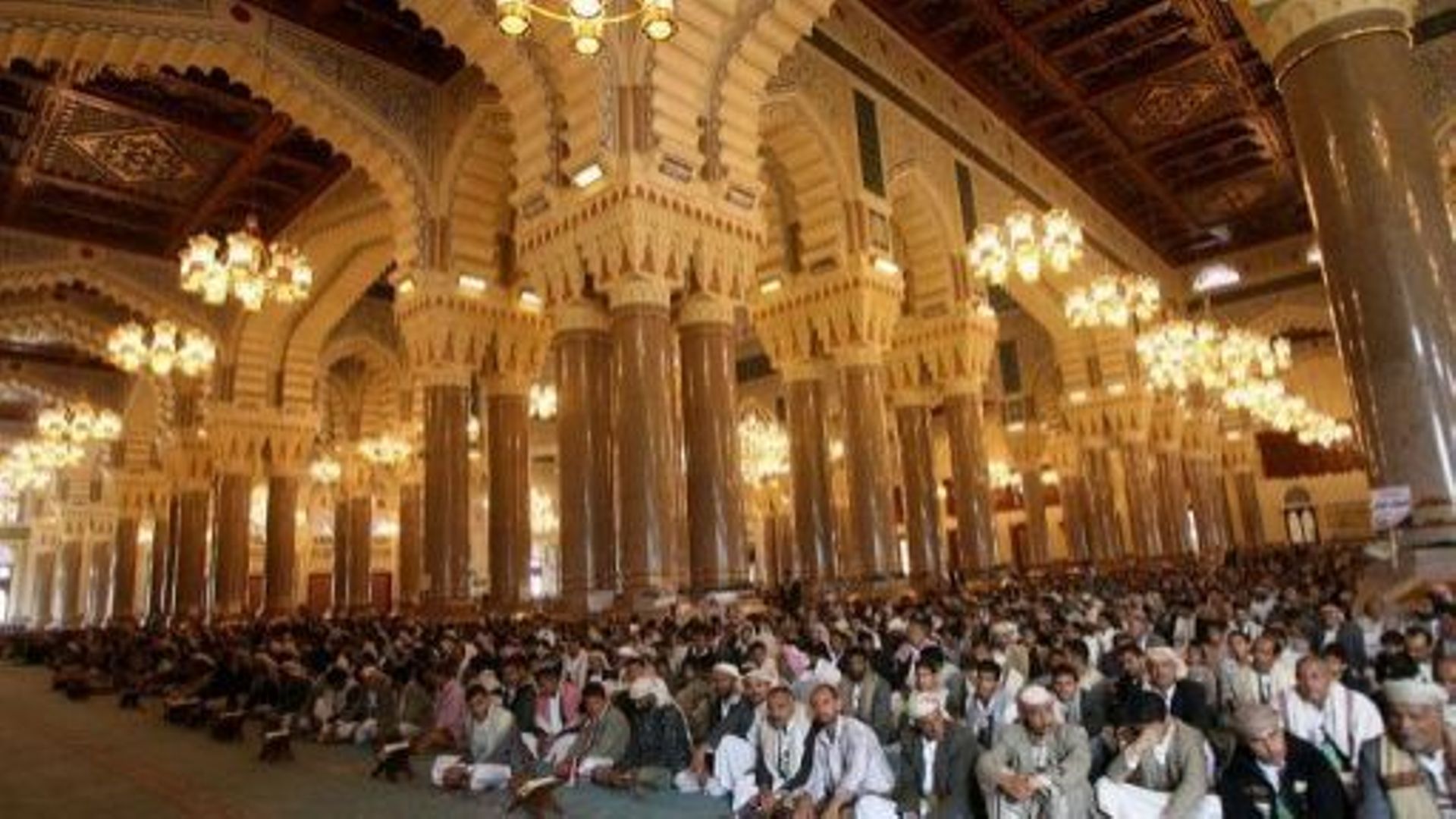Des opposants au régime yéménite assistent à la prière du vendredi le 12 août 2011 dans la mosquée Al-Saleh de Sanaa