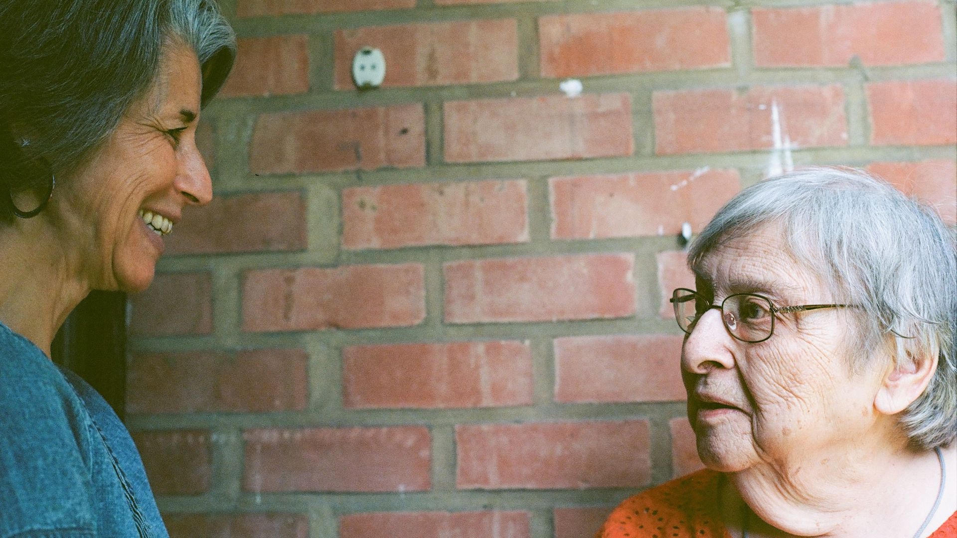 Josyanne a 83 ans, elle habite seule au premier étage de son appartement. Leslie est bénévole pour Bras dessus Bras dessous, une asbl qui connecte des volontaires et des aîné·es isolé·es 