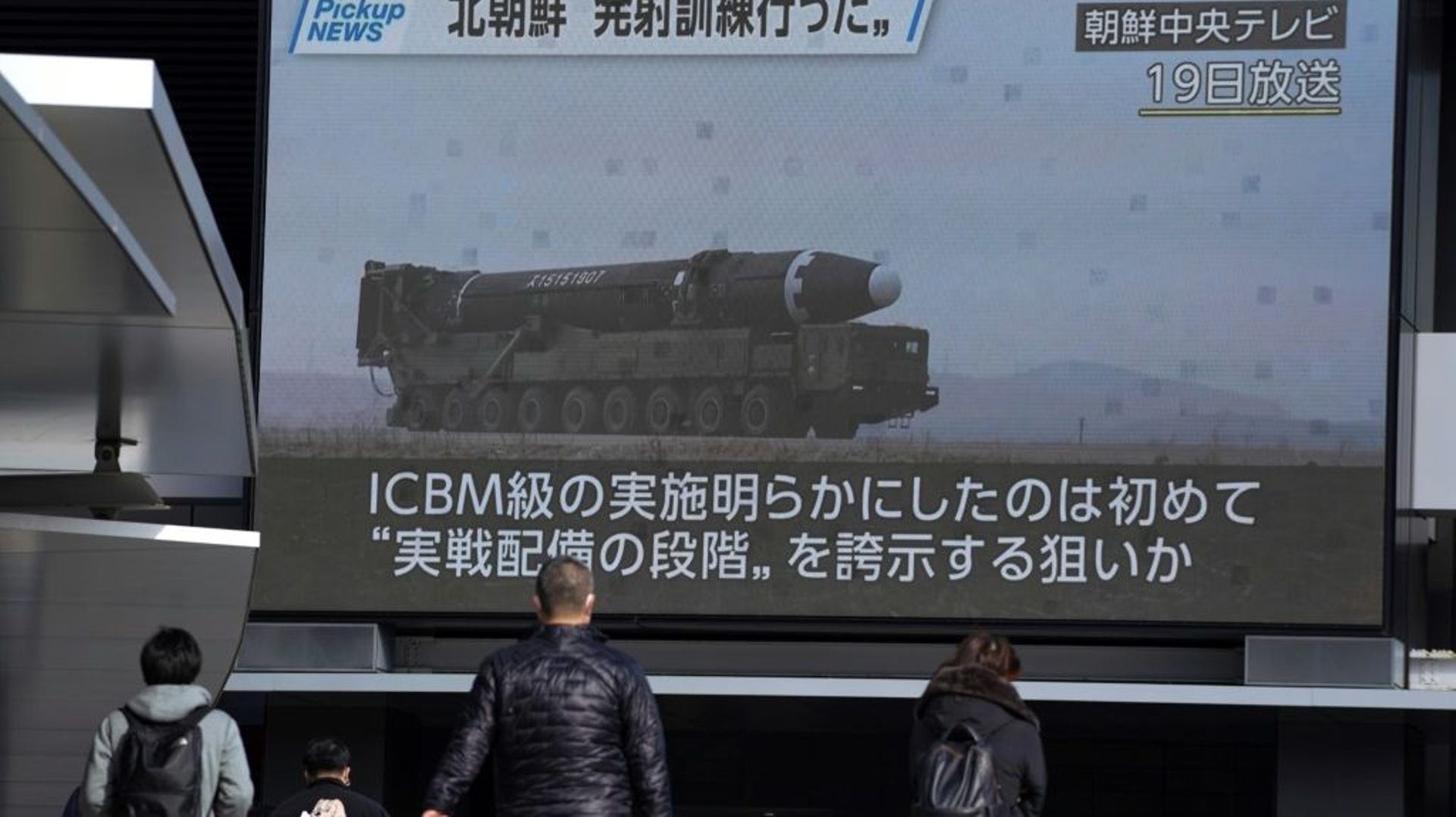 Des piétons passent devant un écran montrant les images d’un lancement de missiles de la Corée du Nord diffusées par la télévision officielle nord-coréenne KCTV, à Tokyo, le 20 février 2023