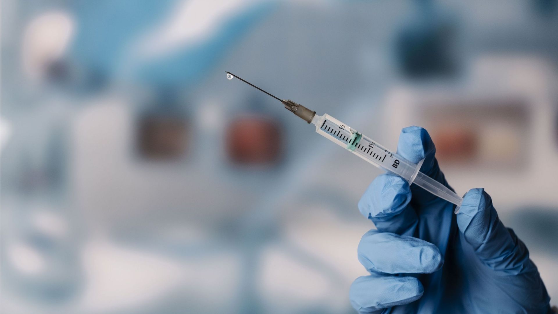 Coronavirus : la 4e dose de vaccin "moins" efficace contre Omicron, selon un hôpital israélien