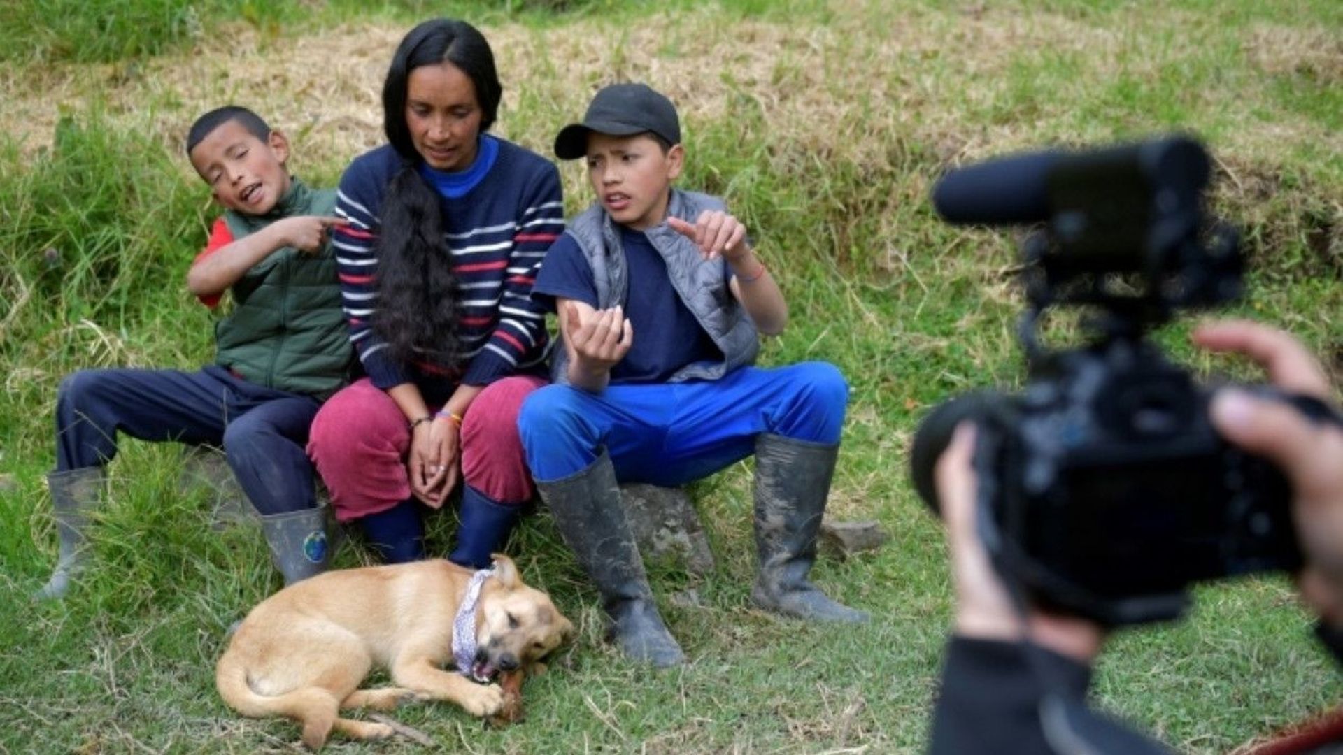 Nubia Gaona, ses fils Jaime Alejandro et Arley David, filmés par leur voisine Juliana Zapata, dans leur petite ferme de Chipaque, en Colombie, le 6 juin 2020