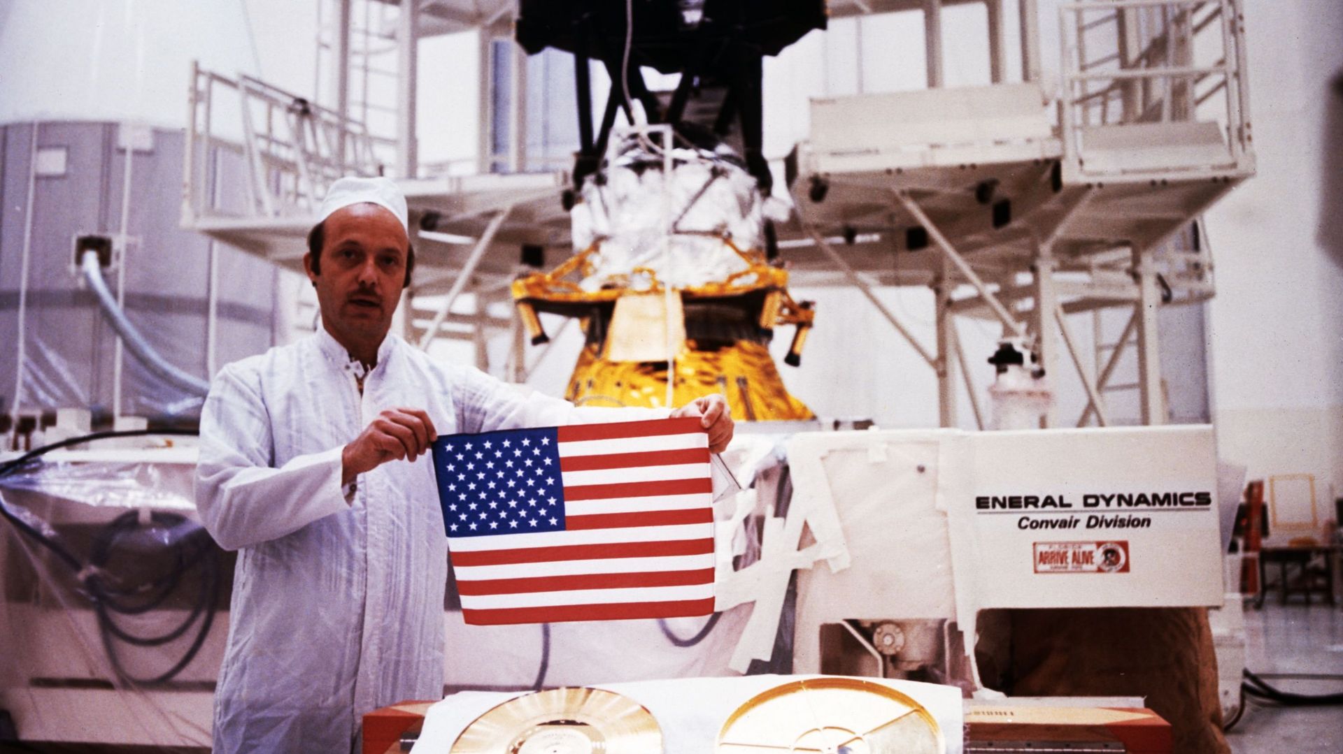 Un employé de la NASA avec le Gold Record de Voyager I