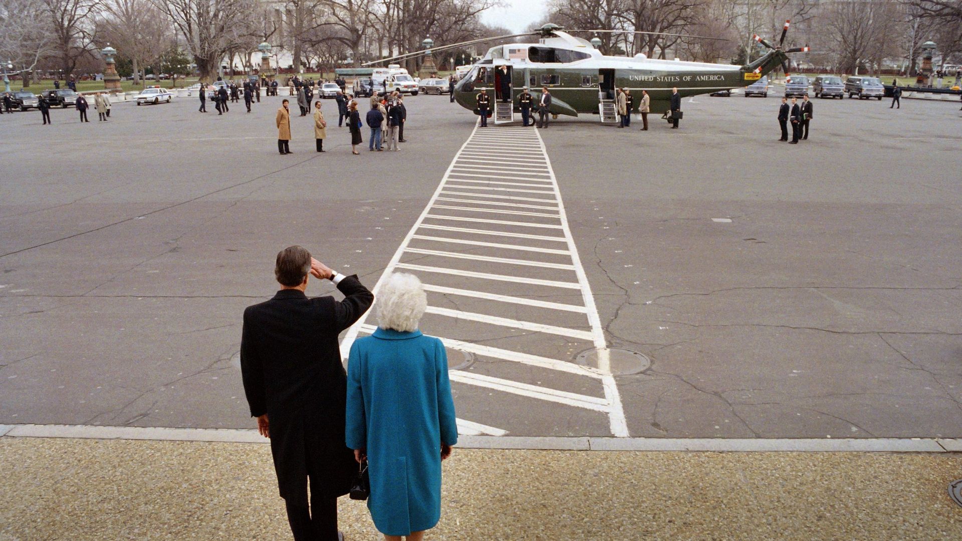 George et Barbara Bush regardent partir le couple Reagan, le 20 janvier 1989