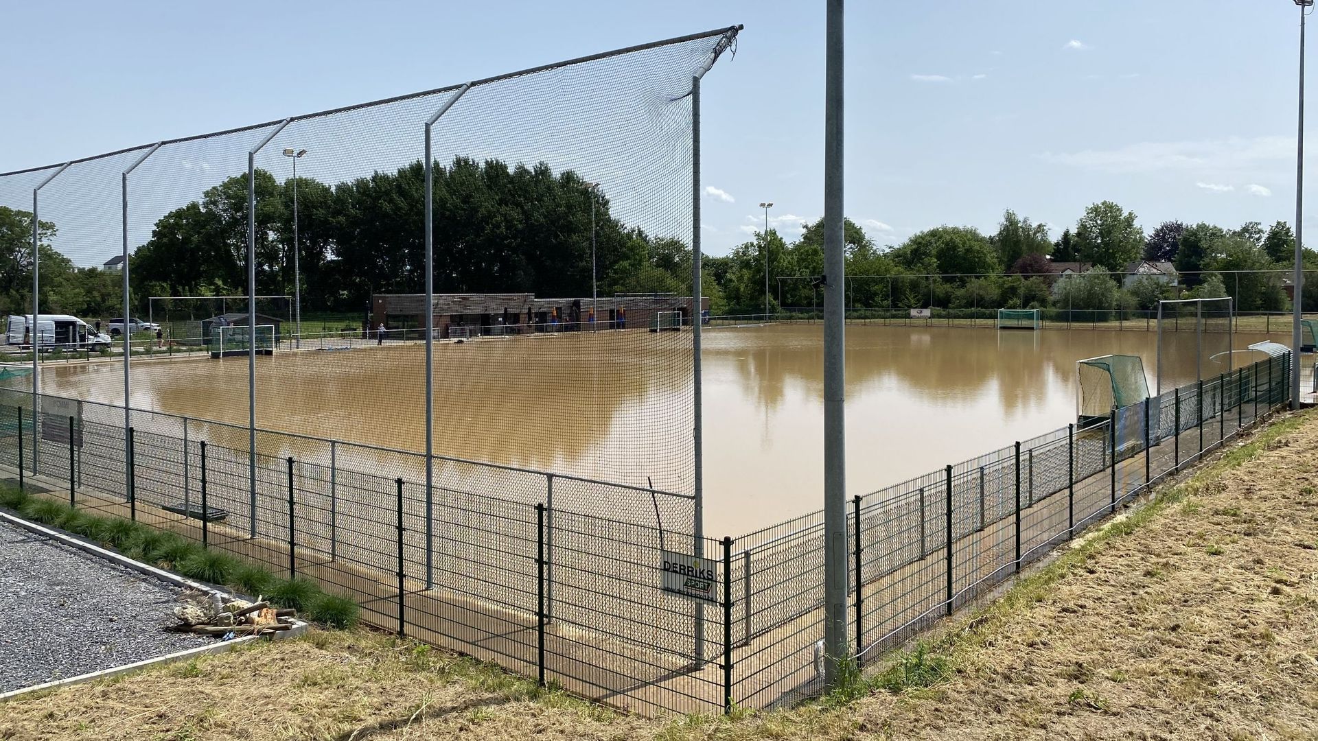 Inaugurés il y a trois ans à peine, les terrains du Jaguar Hockey Club ont pris l'eau la nuit dernière.