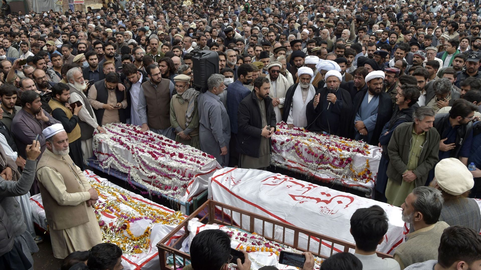 Les cercueils de victimes de l’attentat suicide dans une mosquée chiite à Peshawar le 5 mars 2022.