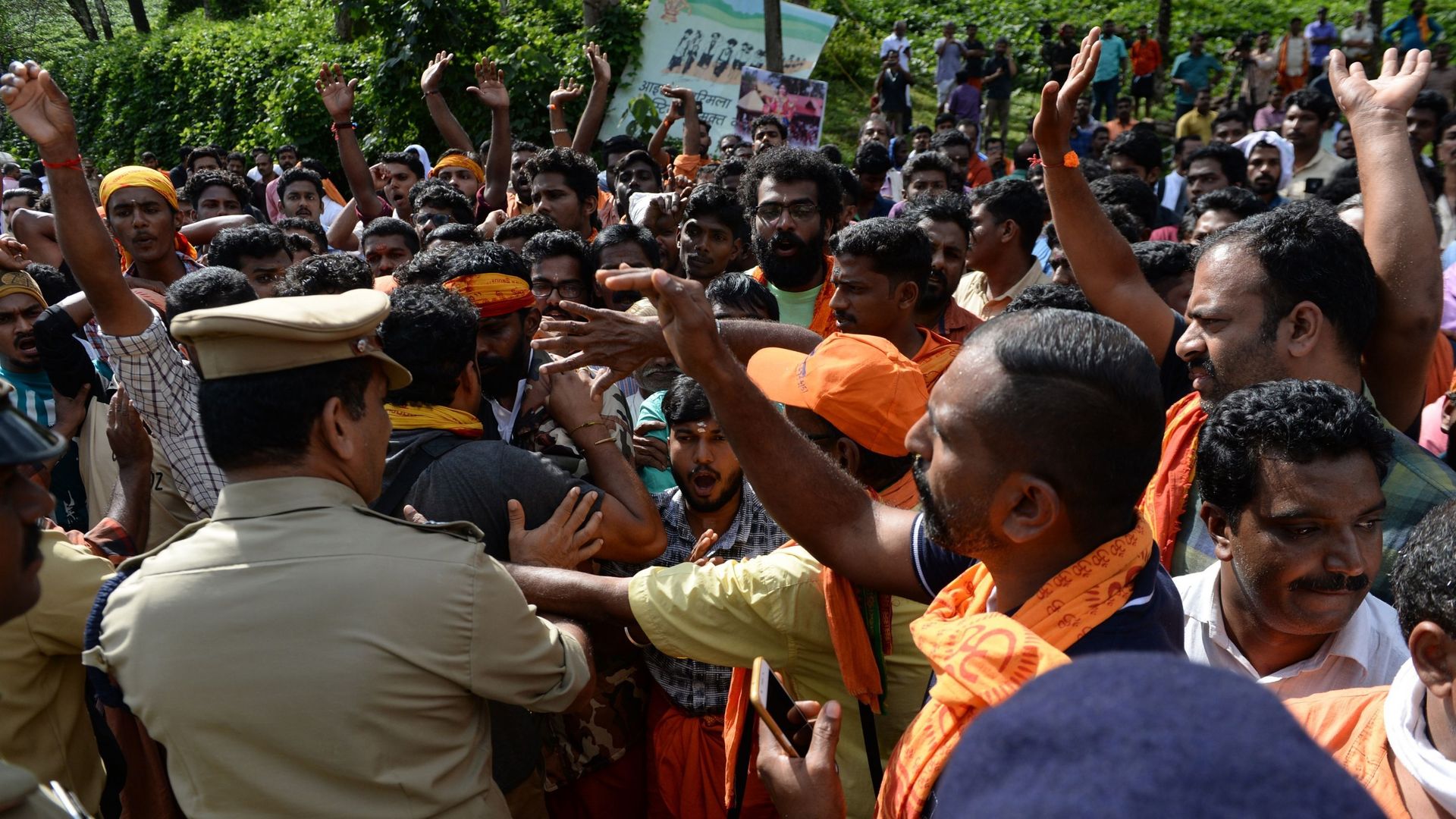 La police indienne arrête ceux qui empêchent les femmes d'accéder au temple hindou d'Ayyappa
