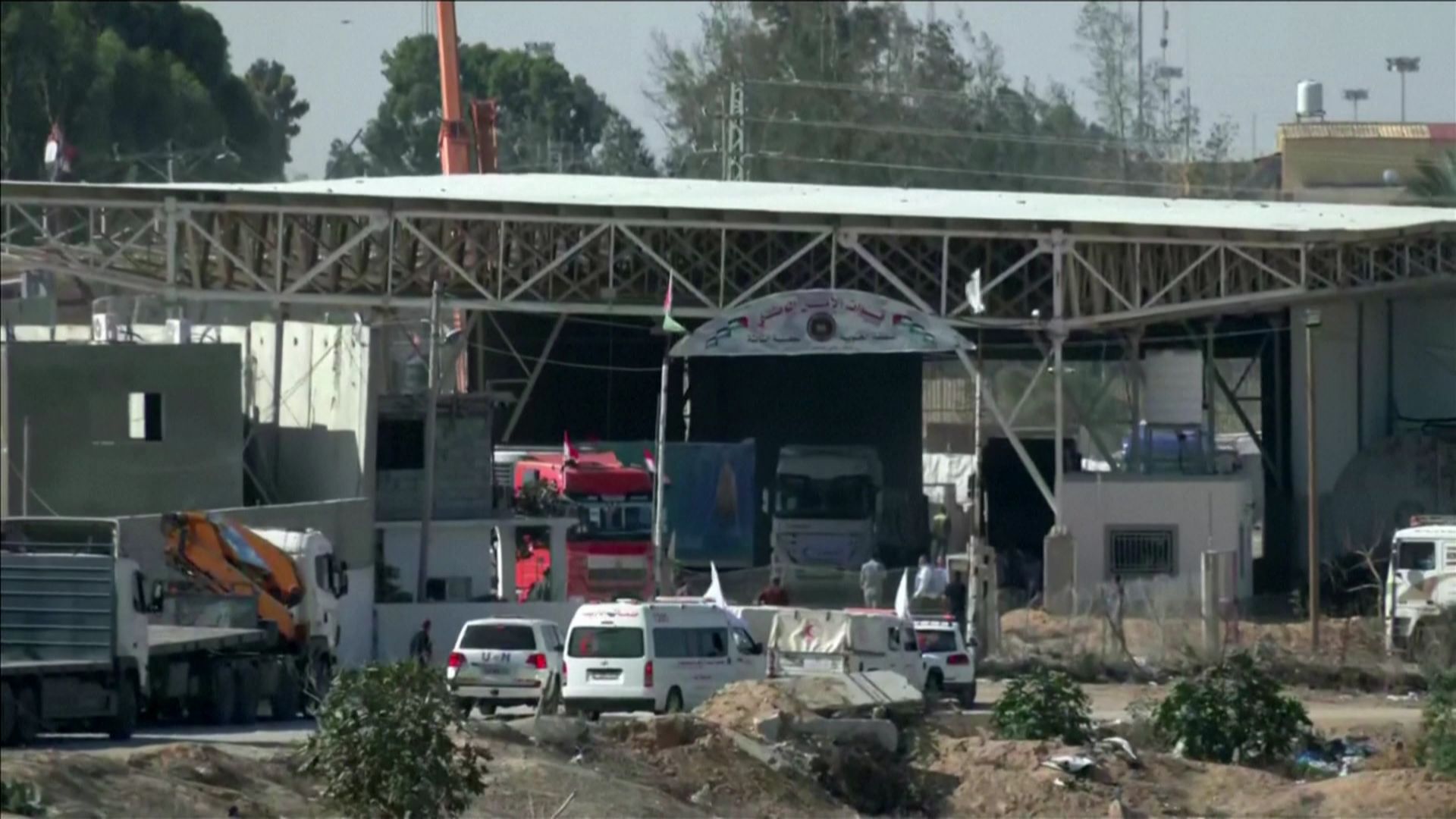 La guerra tra Israele e Gaza: il valico di frontiera di Rafah viene nuovamente chiuso dopo il passaggio del primo convoglio di 20 camion
