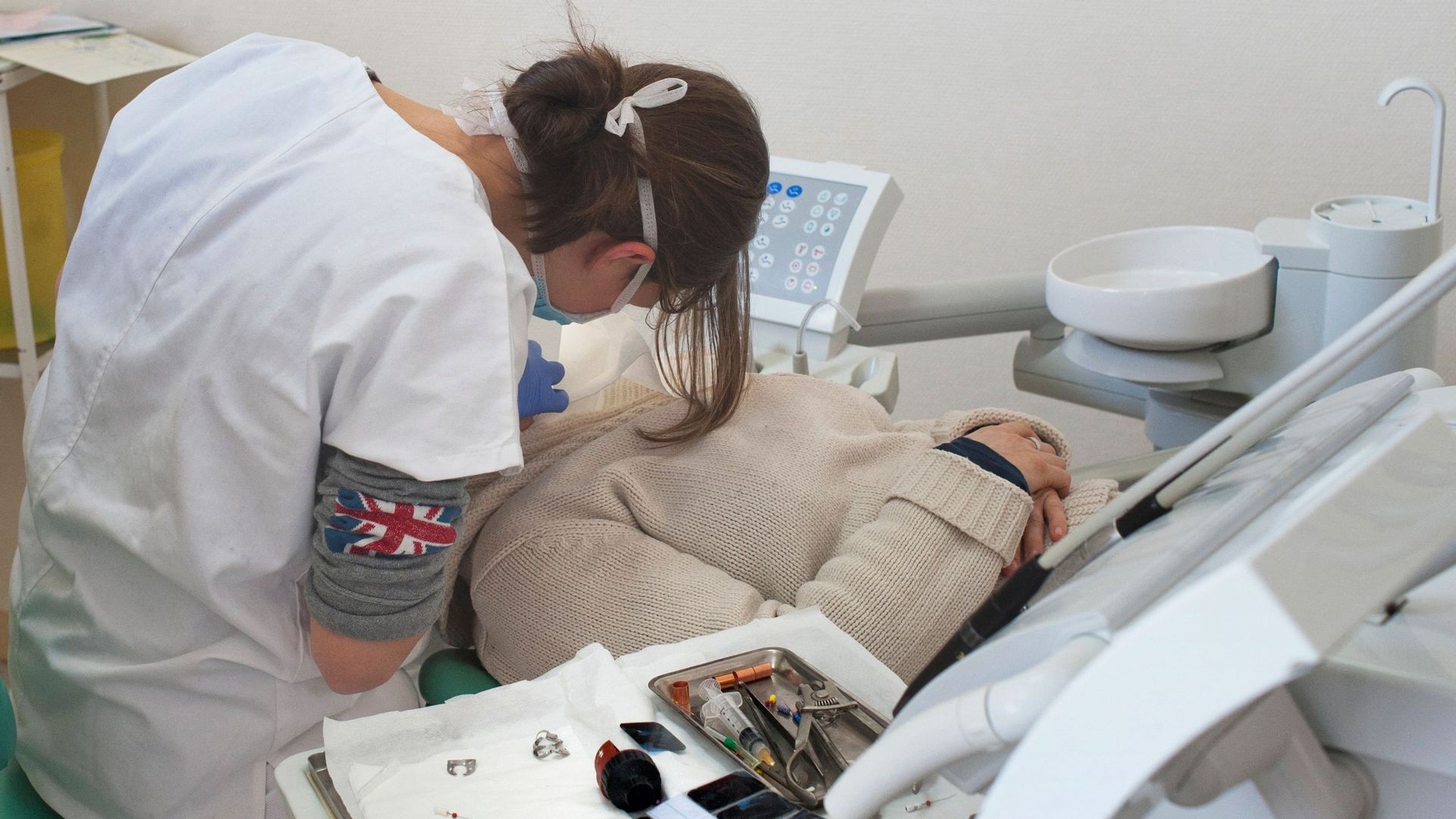Une étudiante en chirurgie dentaire soigne un patient au service dentaire des Hospices civils de Lyon.
