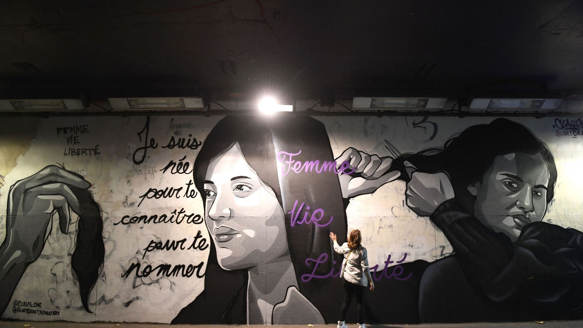 Peinture murale en hommage à Masha Amini par l’artiste Claks dans le Tunnel des Tuileries à Paris, le 6 octobre 2022.