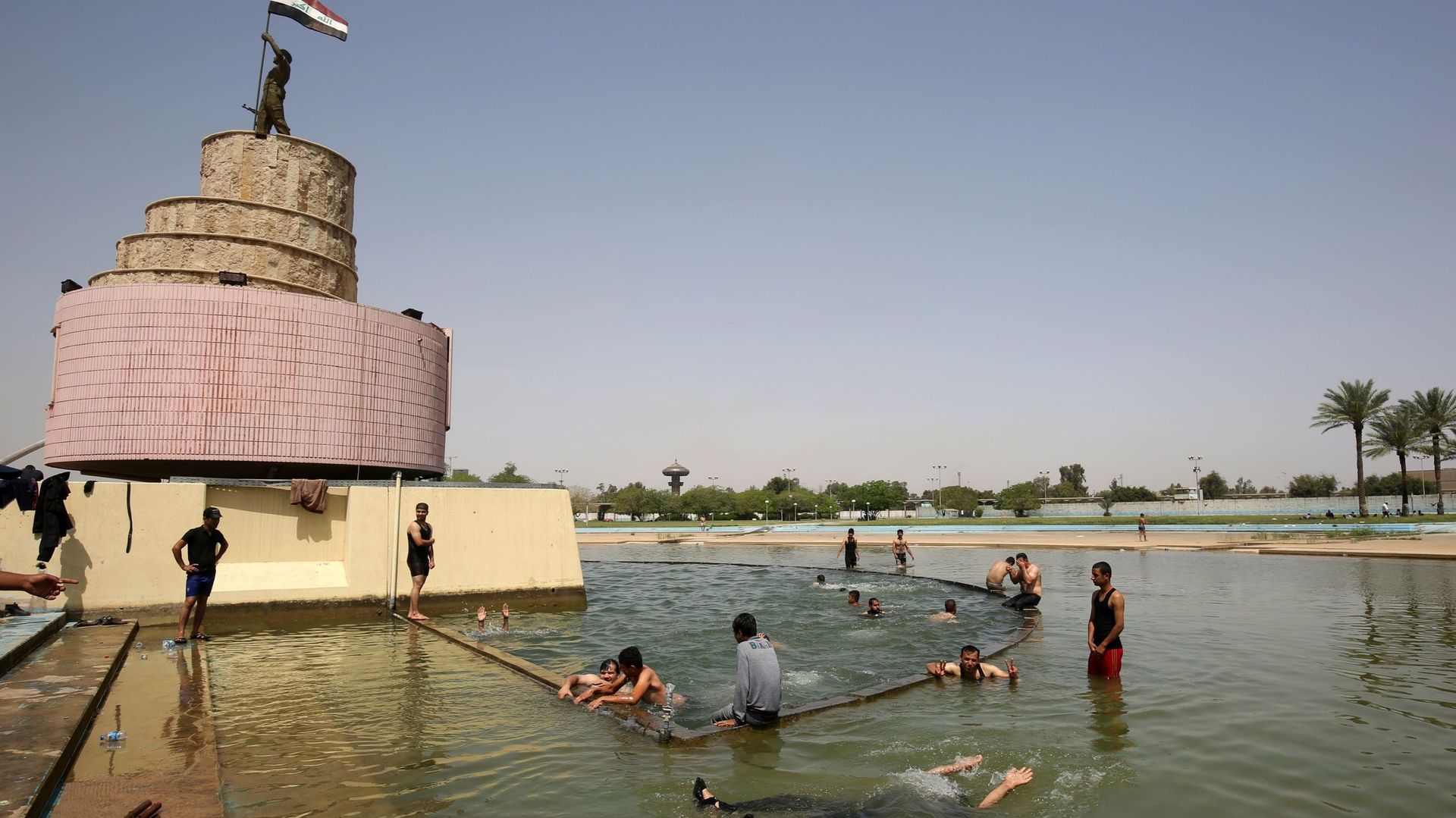 Irak: après l'assaut des manifestants, les Bagdadis découvrent la Zone verte