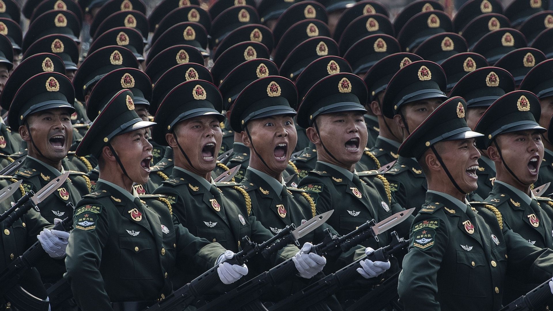 Des soldats chinois crient en marchant en formation lors du défilé du 1er octobre 2019 à Pékin pour célébrer le 70e anniversaire de la fondation de la République populaire de Chine sur la place Tiananmen en 1949.