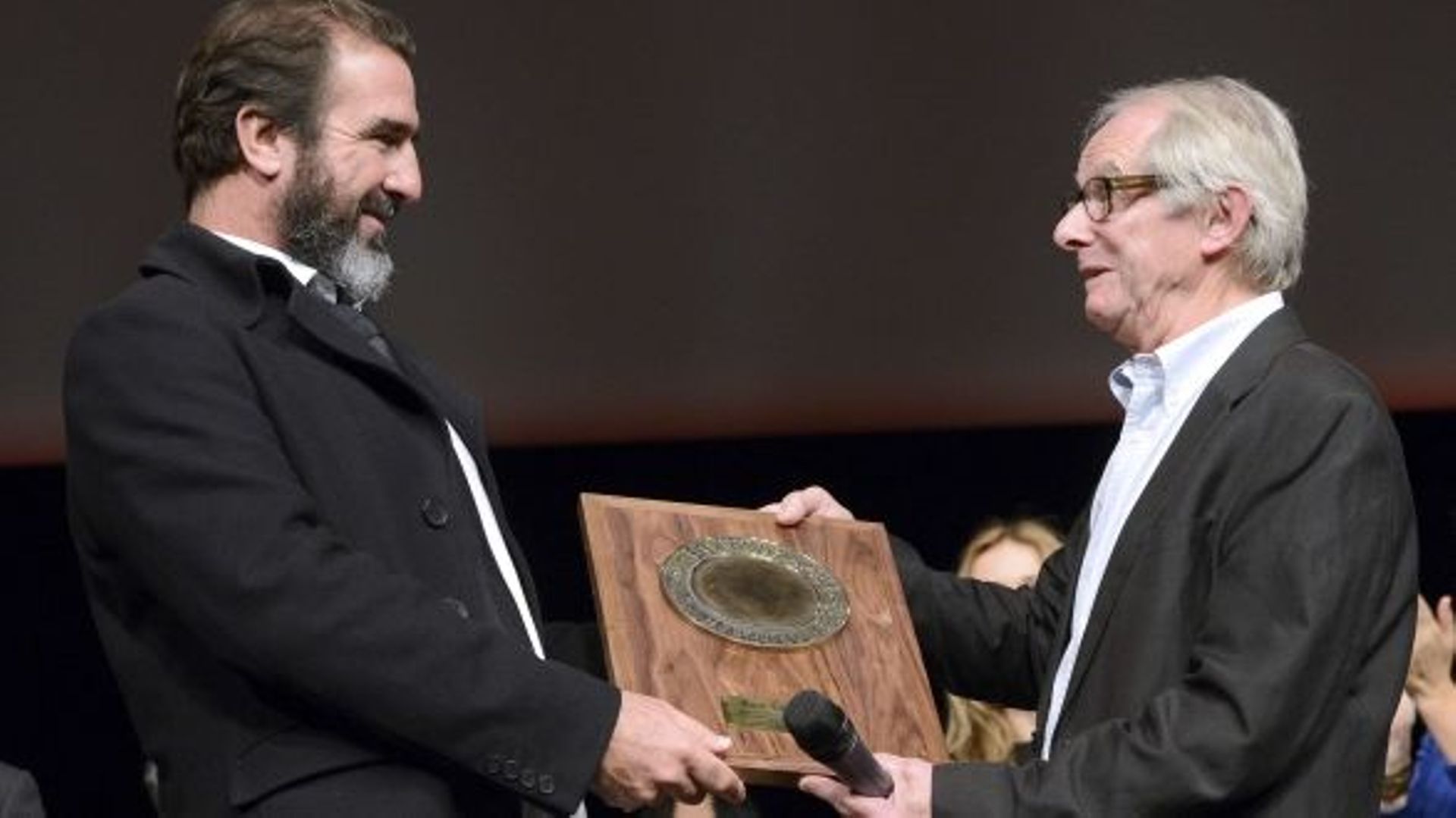 Ken Loach lauréat du prix Lumière 2012, remis au cinéaste anglais par Cantona