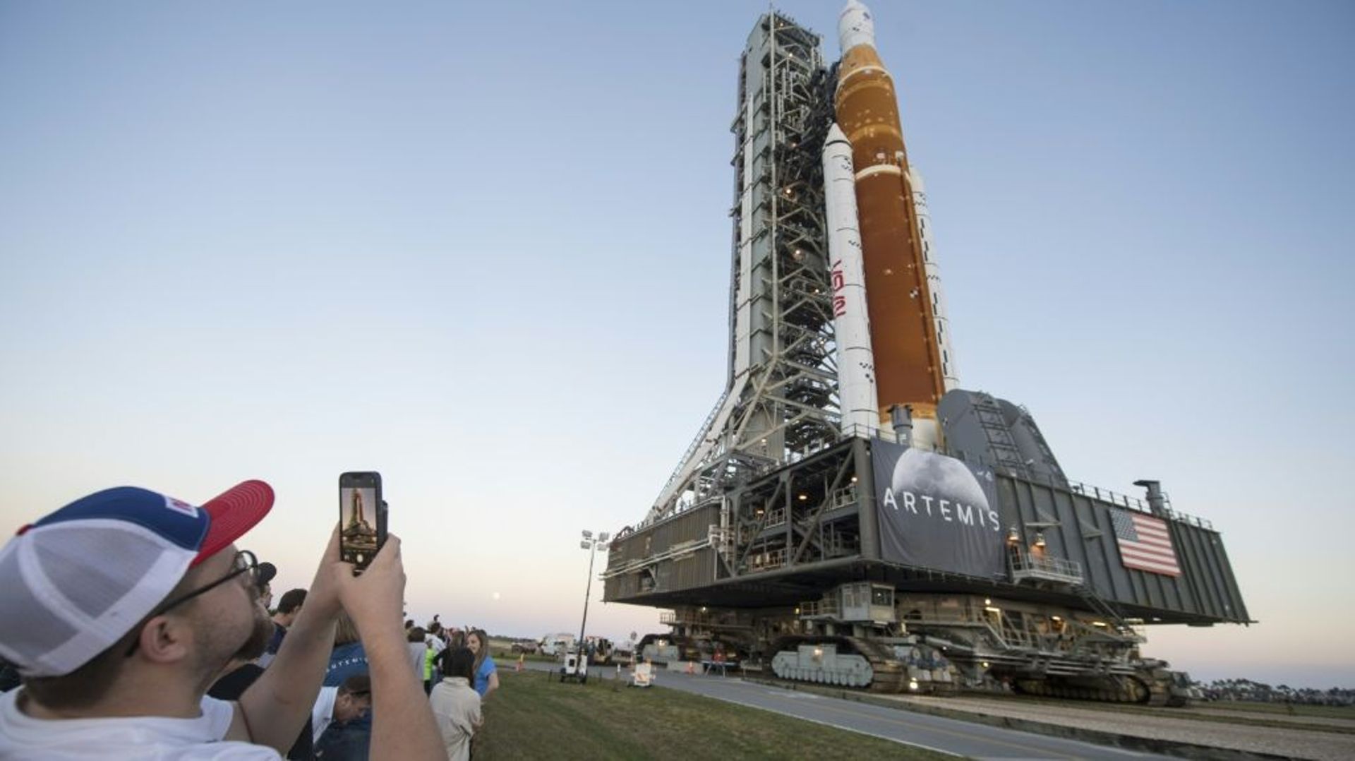 La fusée de la Nasa pour la Lune, SLS, lors de son transport vers son aire de lancement le 17 mars 2022, au centre spatial Kennedy en Floride