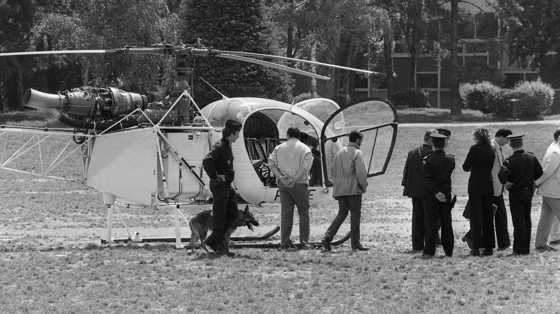 26 mai 1986 : des enquêteurs inspectent l’hélicoptère qui a servi à l’évasion de Michel Vaujour de la prison de la Santé à Paris