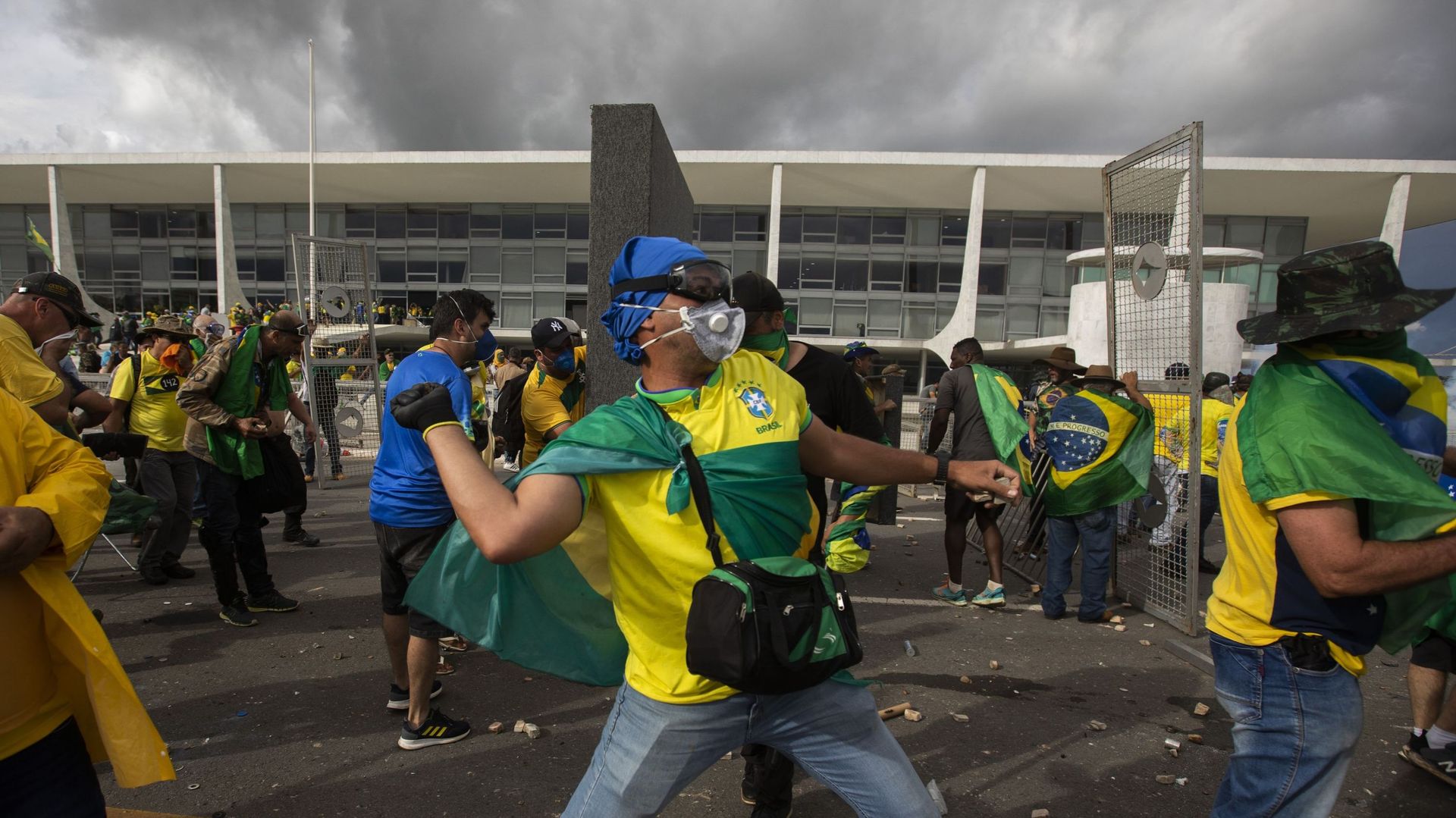 Des partisans de l’ancien président brésilien Jair Bolsonaro prennent d’assaut le bâtiment du Congrès.
