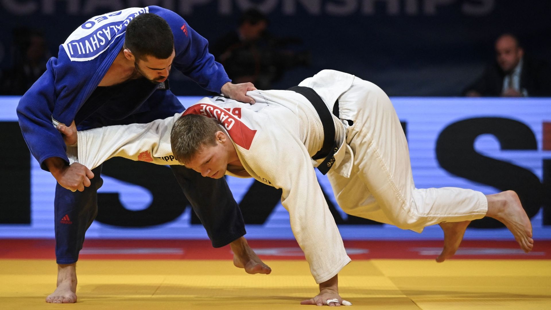 Matthias Casse s'incline contre le Géorgien Tato Grigalashvili en finale des mondiaux de judo en -81kg 