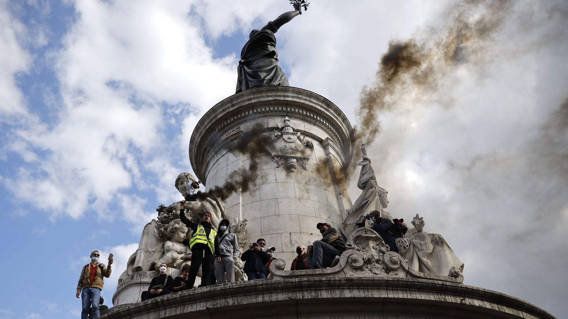 Archives : Des gens allument des fusées éclairantes alors qu'ils protestent sur la place de la République à Paris, le 9 juin 2020, lors d'une manifestation contre le racisme et la brutalité policière à la suite de la mort de George Floyd, un homme noir no