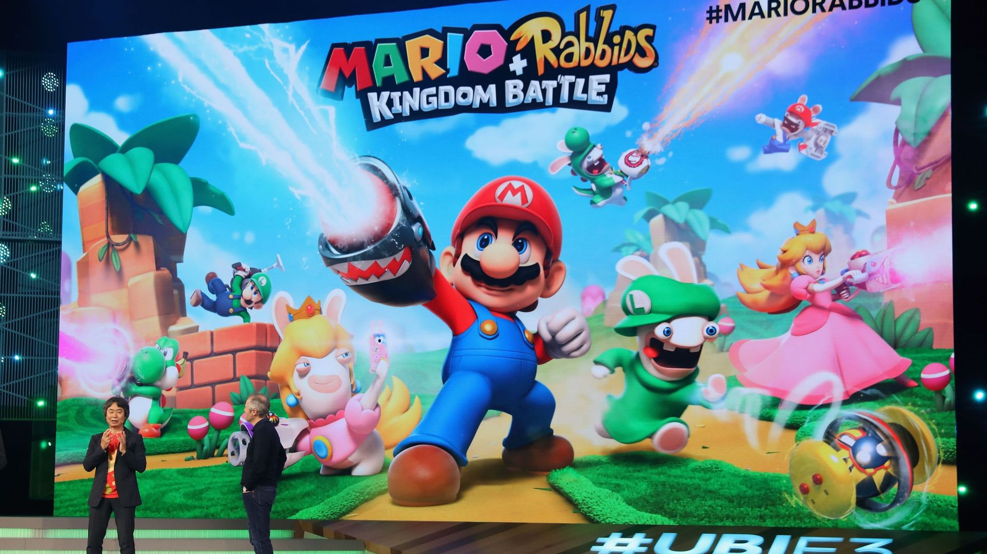 Shigeru Miyamoto, producteur chez Nintendo, et Yves Guillemot, co-fondateur d'Ubisoft, présentent "Mario Rabbids Kingdom Battle" sur la scène de l'E3, à Los Angeles.