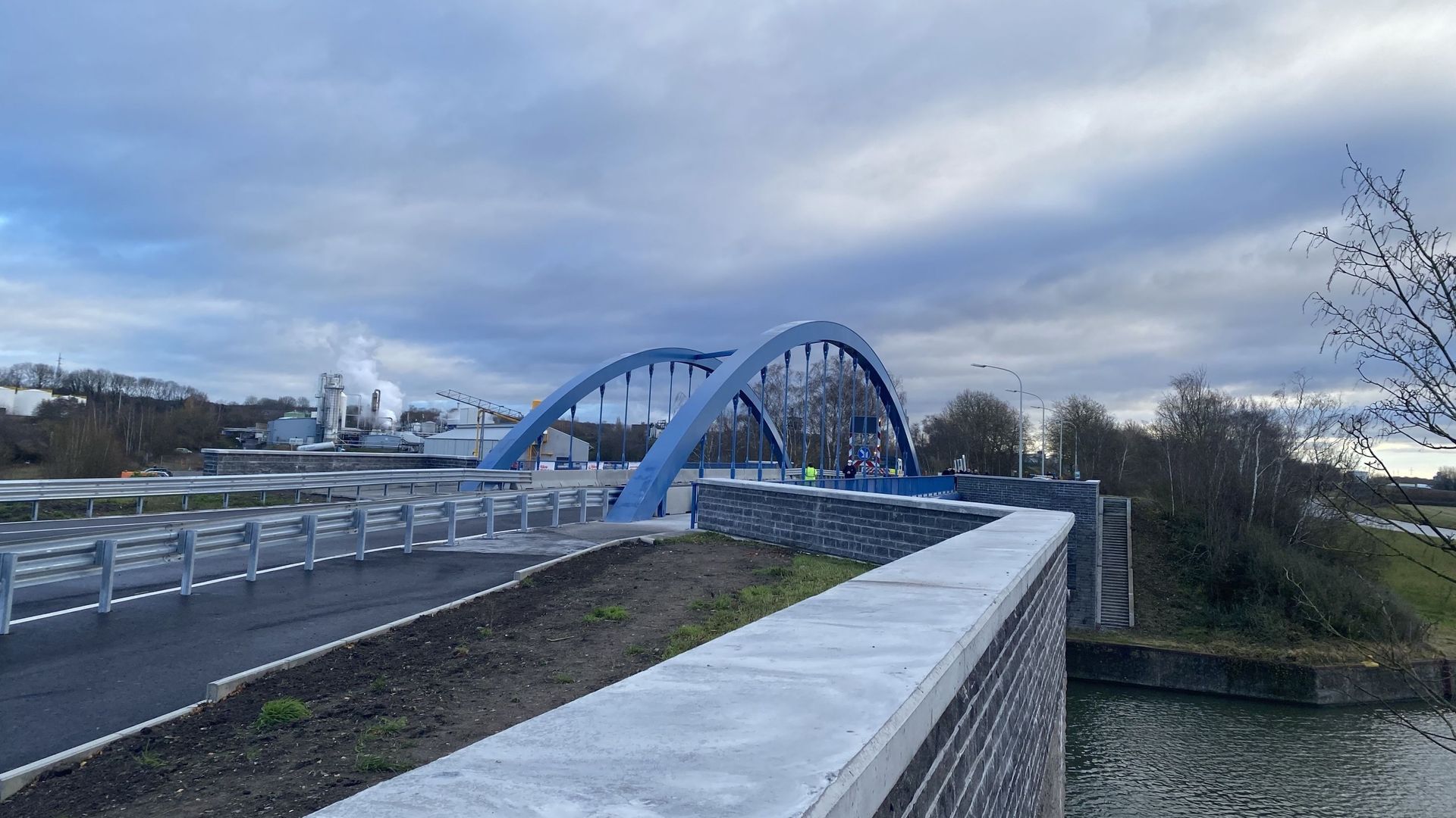 Le nouveau pont à Hautrage se fond plutôt bien dans le décor