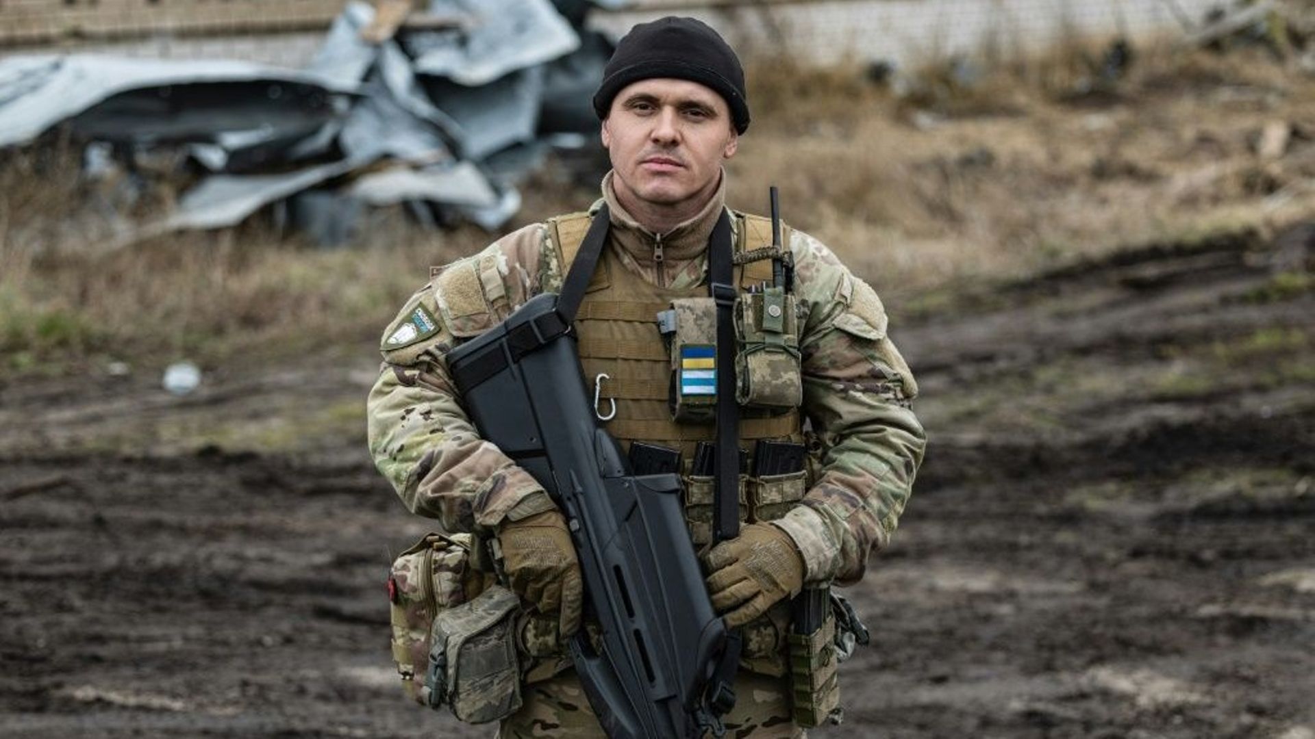 Un Russe qui a rejoint la légion "Liberté de la Russie" pour combattre avec l’armée ukrainienne, à Dolina dans l’est de l’Ukraine, le 26 décembre 2022. Son arme est un FAL 2000 de la FN Herstal.