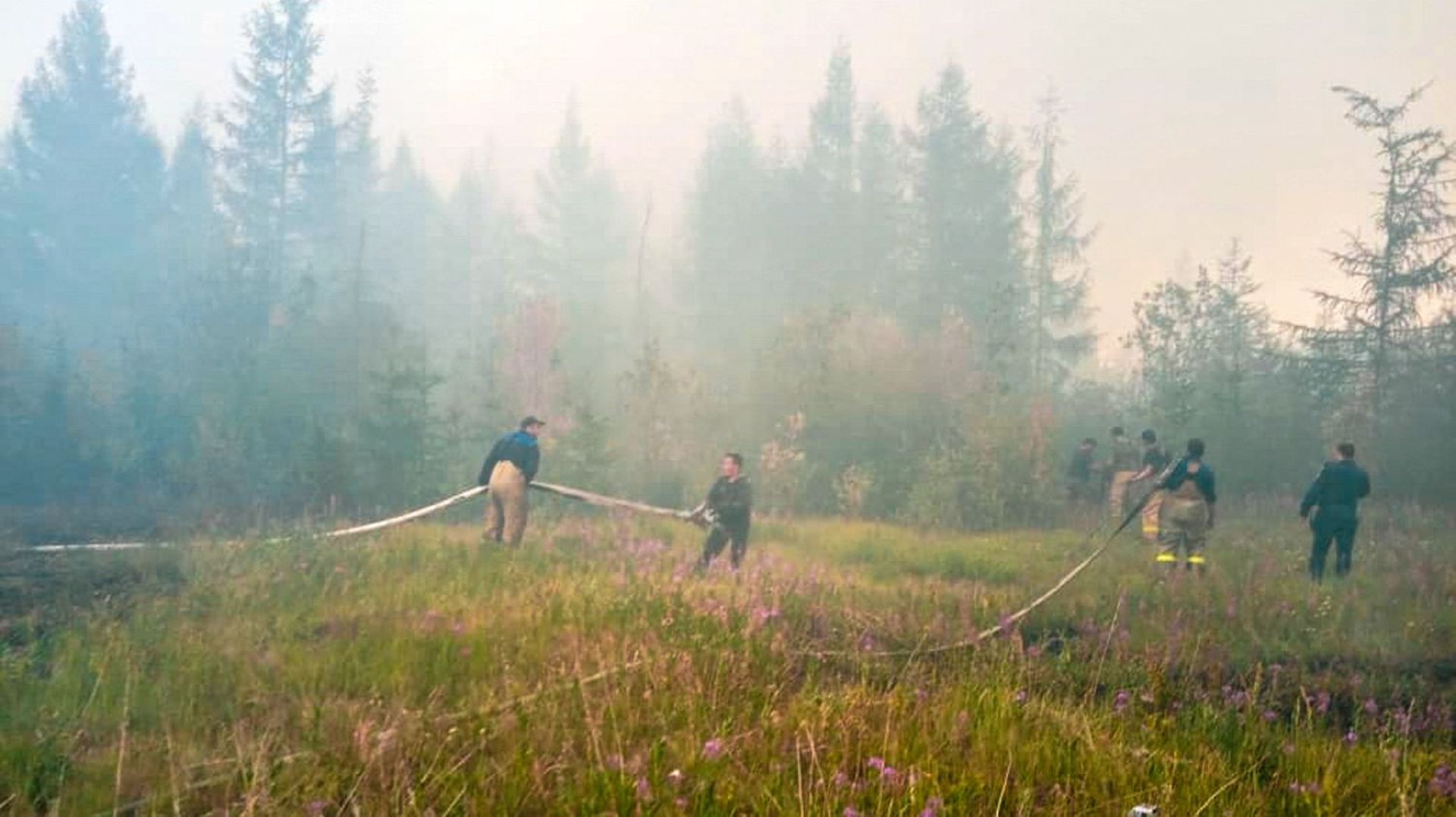 Cette capture extraite d'un document vidéo non daté publié par le ministère russe des Urgences montre des pompiers luttant pour éteindre les incendies de forêt près du village de Batagay, République de Sakha en Yakoutie