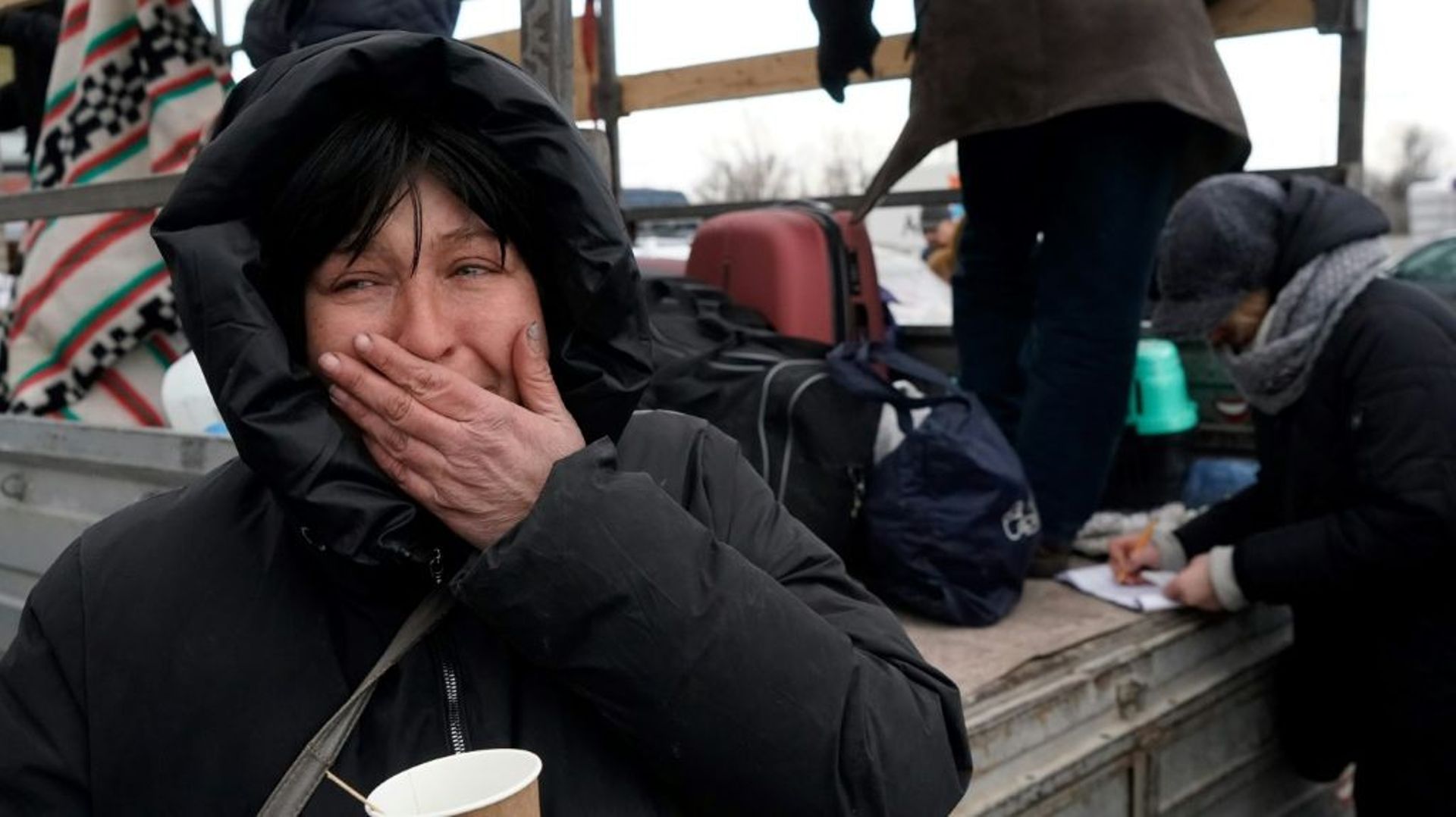 Des personnes ayant fui l’offensive russe sur Marioupol sont accueillies dans une zone commerciale de Zaporojie, dans le centre de l’Ukraine, le 16 mars 2022.