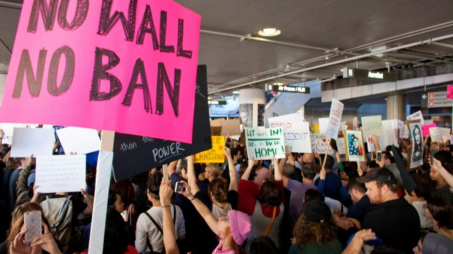Manifestation contre le décret migratoire signé par le président Trump, le 29 janvier 2017 à l'aéroport de Los Angeles