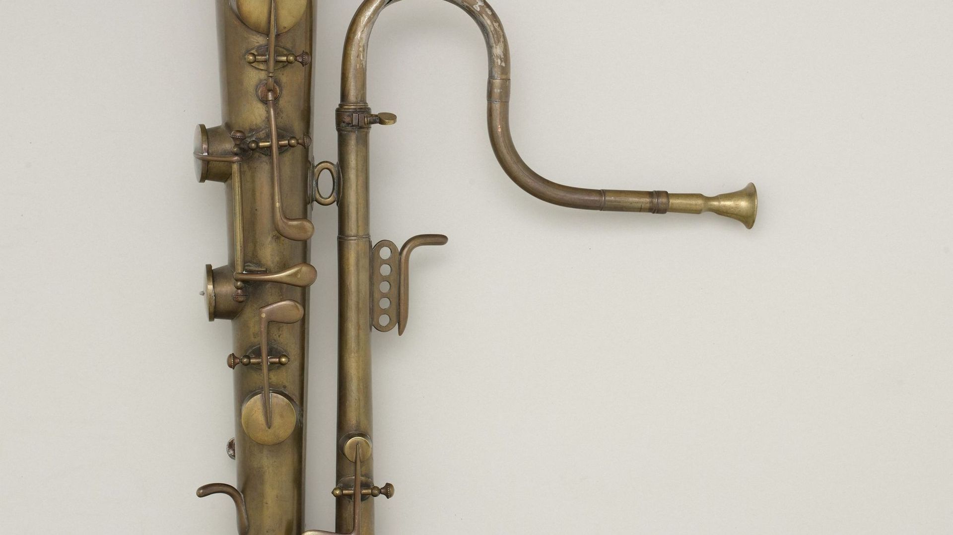 Ophicleide soprano en si bémol, milieu du 19e siècle. L’ophicléide est un instrument de cuivre grave qui était utilisé dans les fanfares et les orchestres au 19e siècle. Il a été remplacé par le tuba. En cherchant à créer un instrument à vent fort et grav