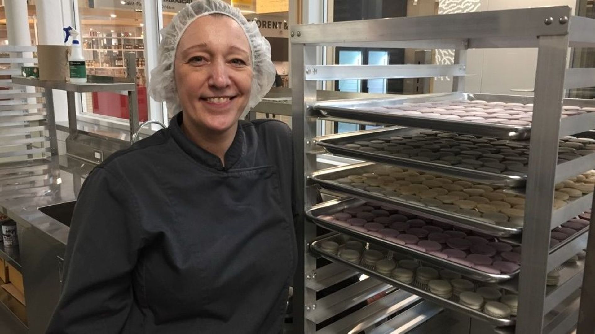 La Belge Sophie Boullard vit au Québec. Cette entrepreneure produit des macarons, elle a beaucoup de succès mais craint que la pénurie de main d’œuvre n’affecte son développement.
