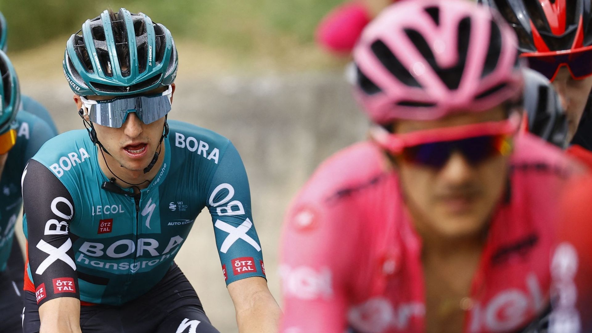 Cyclisme : Sur les routes du Giro, tout comme au classement général, Jai Hindley est à l’affût derrière le maillot rose Richard Carapaz.