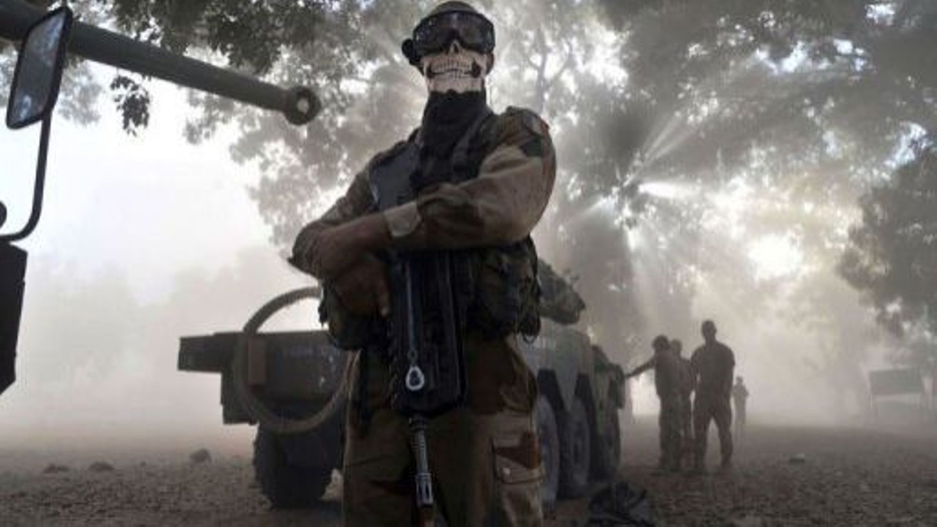 Un soldat français portant un masque à tête de mort, le 20 janvier 2013 à Niono, au Mali