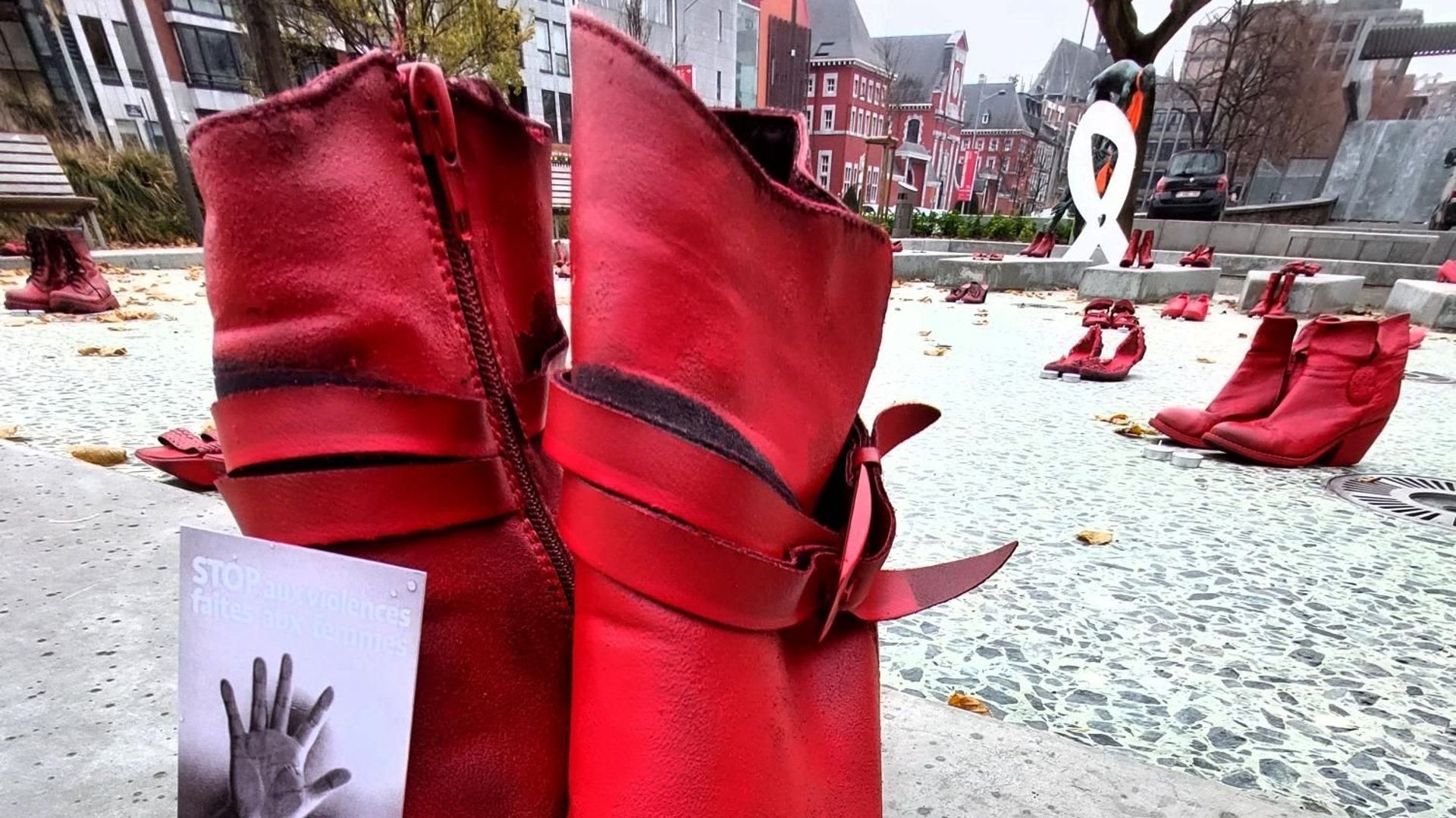 Les 43 paires de chaussures rouges exposées depuis ce jeudi après-midi Place des Carmes à Liège représentent les victimes de féminicide depuis 2020 en Belgique.
