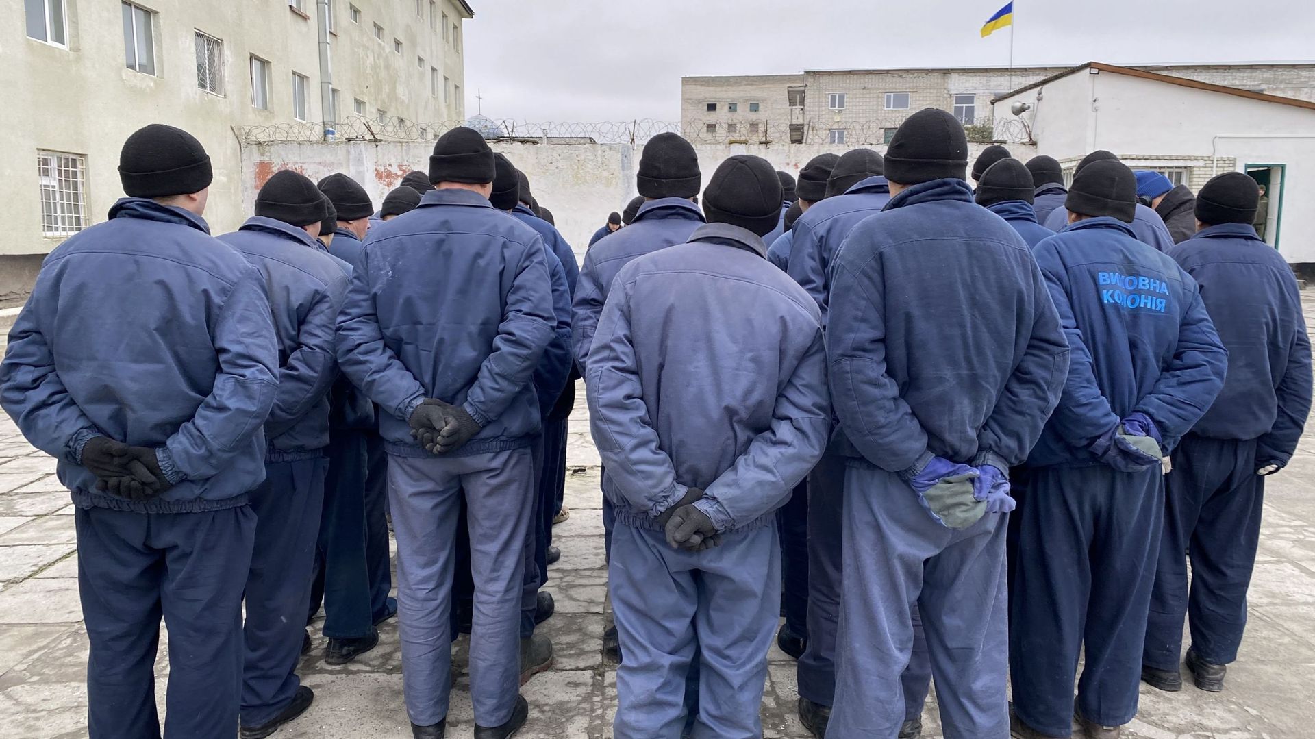 Des prisonniers russes, en rang, répondent à l’appel matinal dans cette prison ukrainienne.