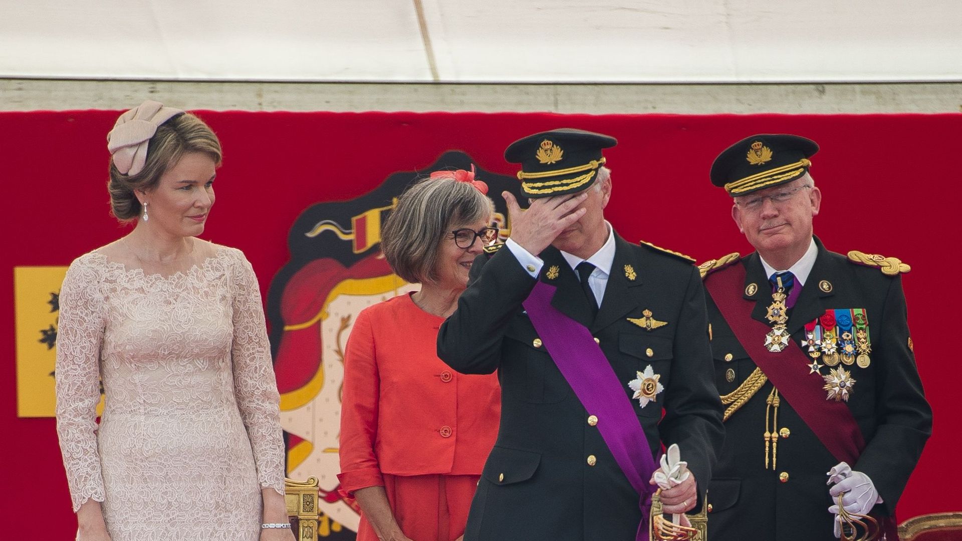 Le roi Philippe aux côtés de la reine Mathilde à la tribune d'honneur.