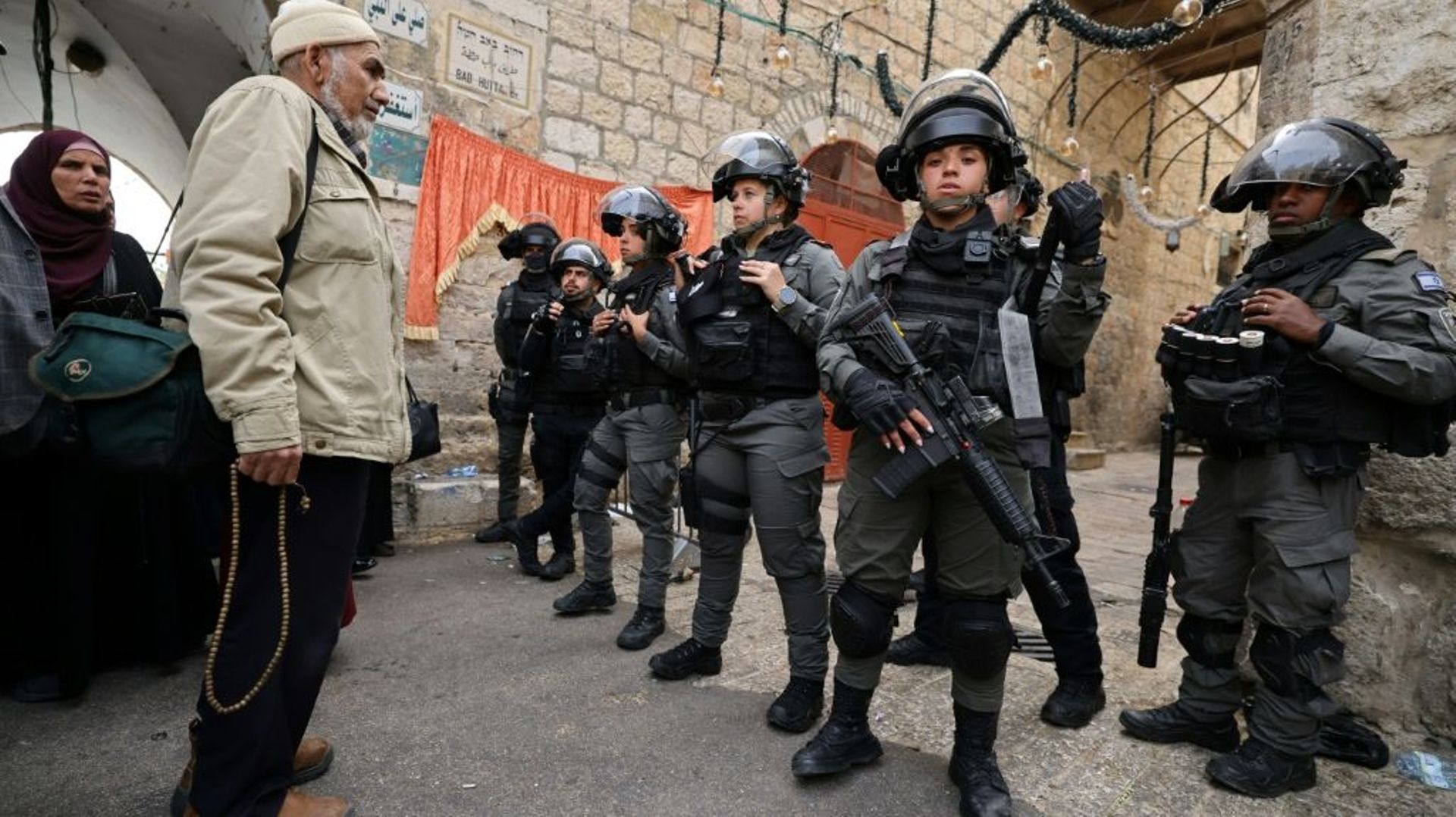 Des Palestiniens face à des policiers israéliens dans la Vieille ville de Jérusalem, le 17 avril 2022